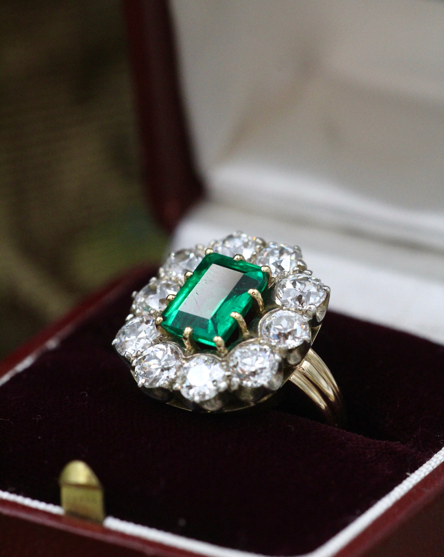 An exceptional Emerald and Diamond Cluster Ring. Colombian Emerald, 2.60 carats approximately, minor oil, with ten Old Cut Diamonds, approximately 4.00 carats (unweighed).  Ring circa 1890. - Robin Haydock Antiques