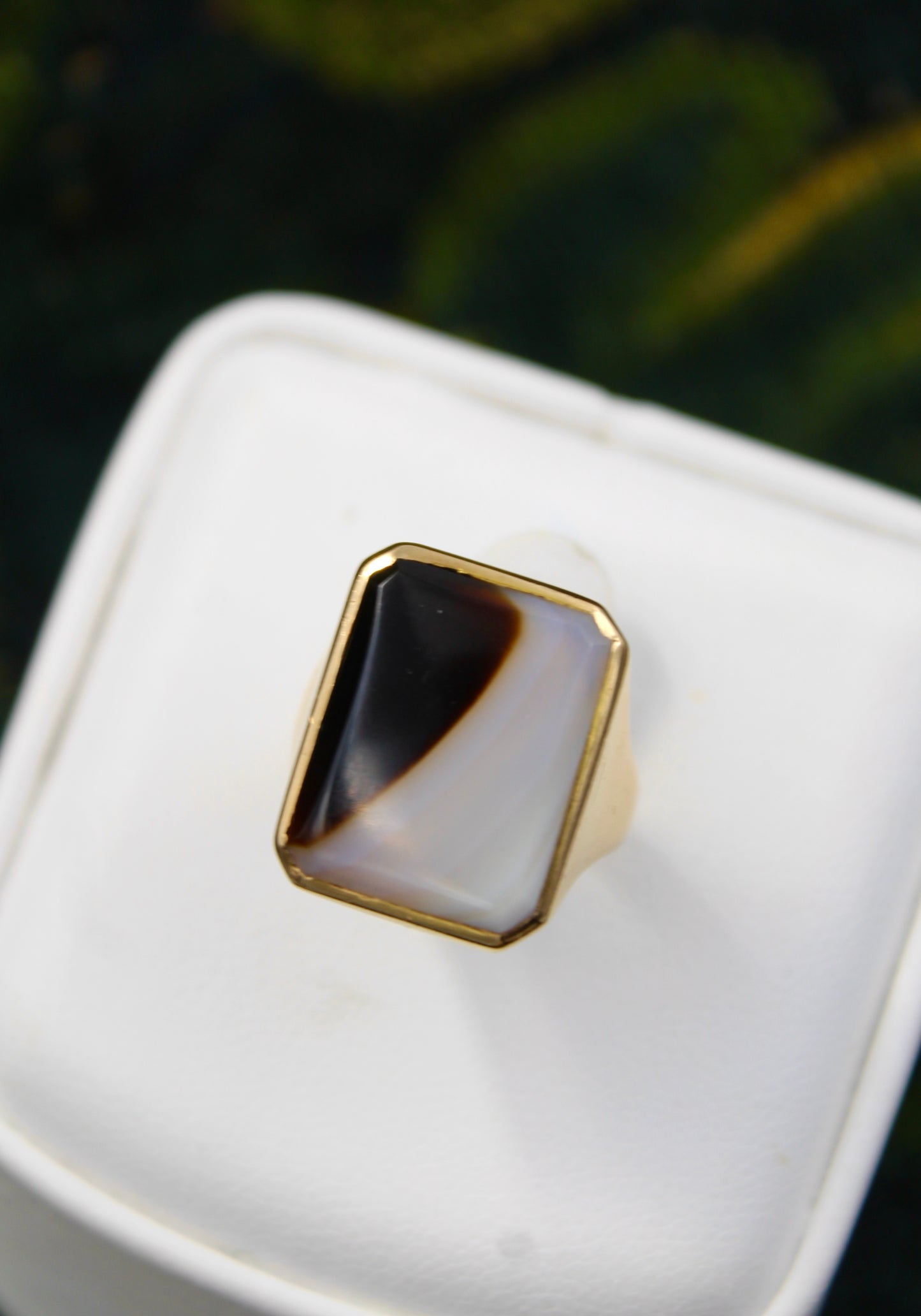 A very fine 14 carat Yelow Gold (tested) Hardstone Ring. Circa 1950. - Robin Haydock Antiques