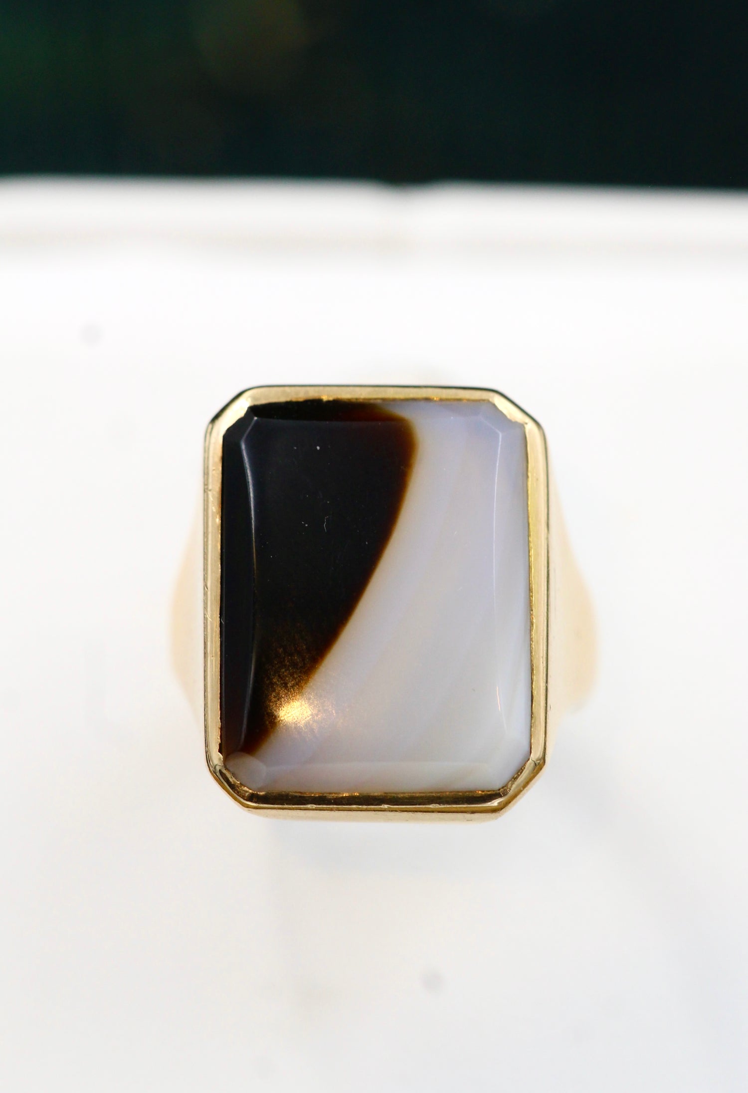 A very fine 14 carat Yelow Gold (tested) Hardstone Ring. Circa 1950. - Robin Haydock Antiques