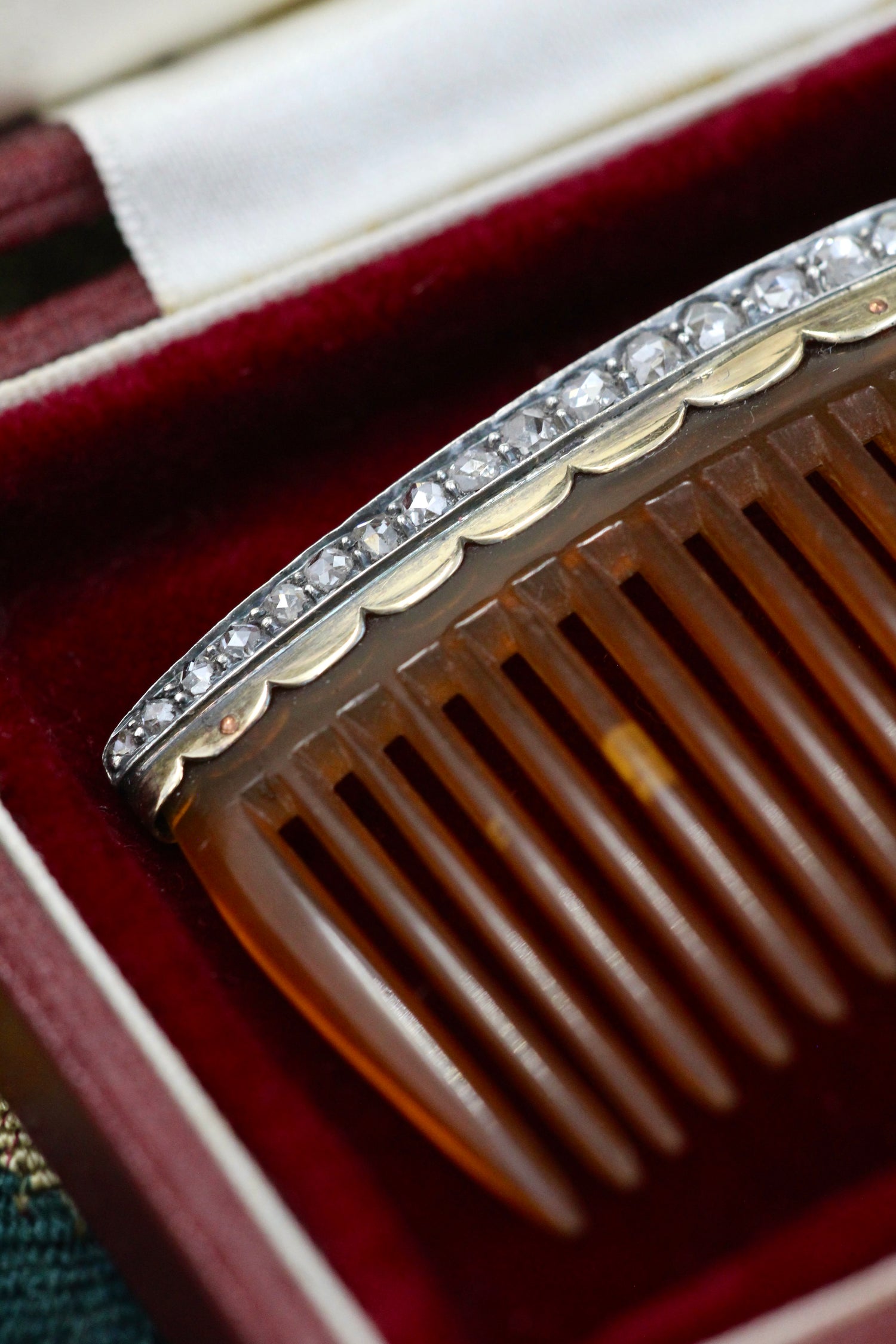 A very fine Victorian High Carat Gold & Silver (tested), "Rose Cut" Diamond & Horn Hair Comb, Circa 1870. - Robin Haydock Antiques