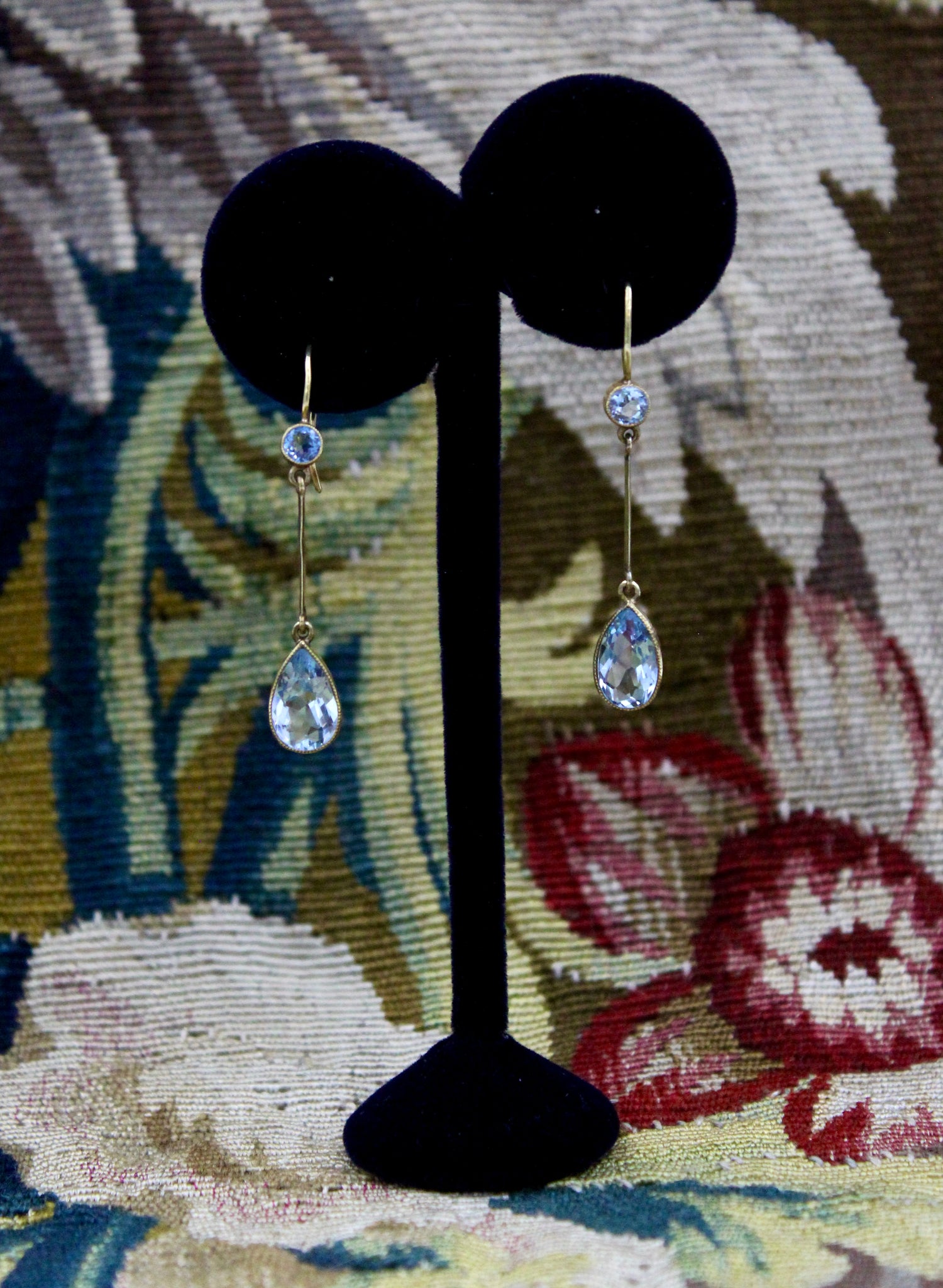 A very fine pair of Aqua Marine "Knife Edge", Drop Earrings in 15 ct. (tested) Yellow Gold.  English  English  Circa. 1905 - Robin Haydock Antiques