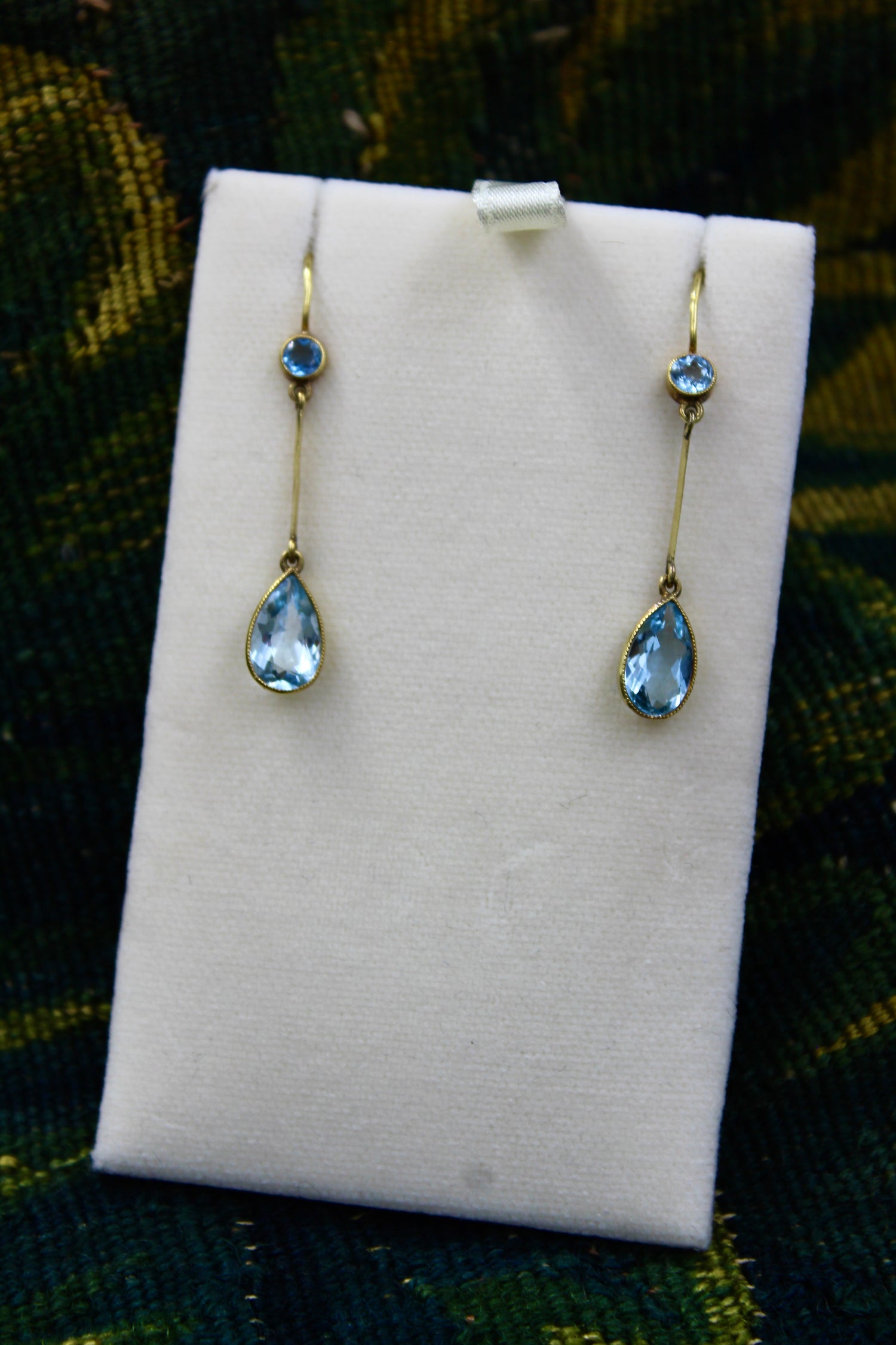 A very fine pair of Aqua Marine "Knife Edge", Drop Earrings in 15 ct. (tested) Yellow Gold.  English  English  Circa. 1905 - Robin Haydock Antiques