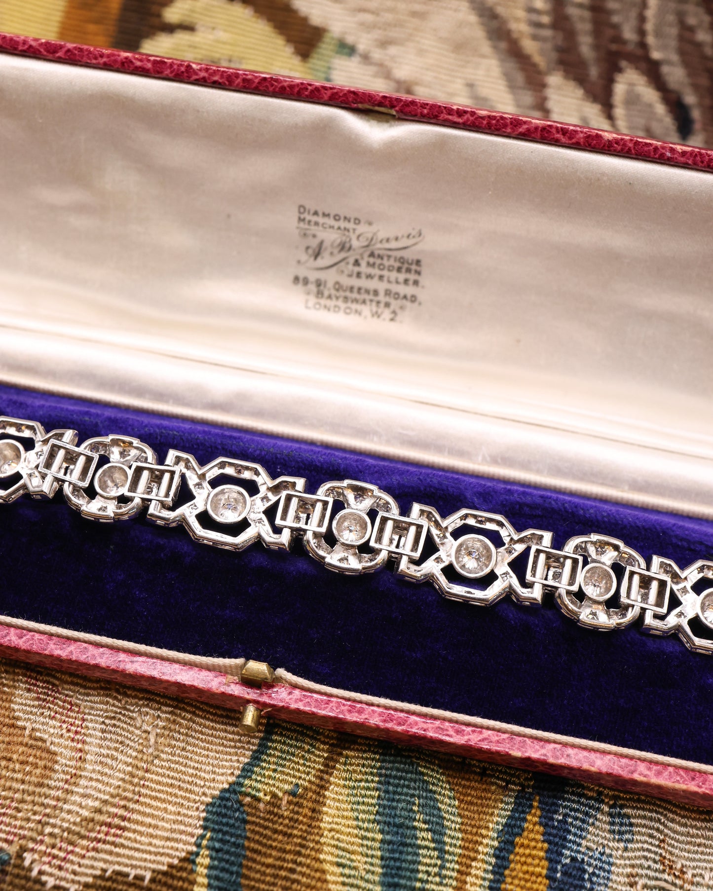 A vey fine Architectural, Art Deco Diamond Bracelet in tested Platinum. Plausibly English. Circa 1930.