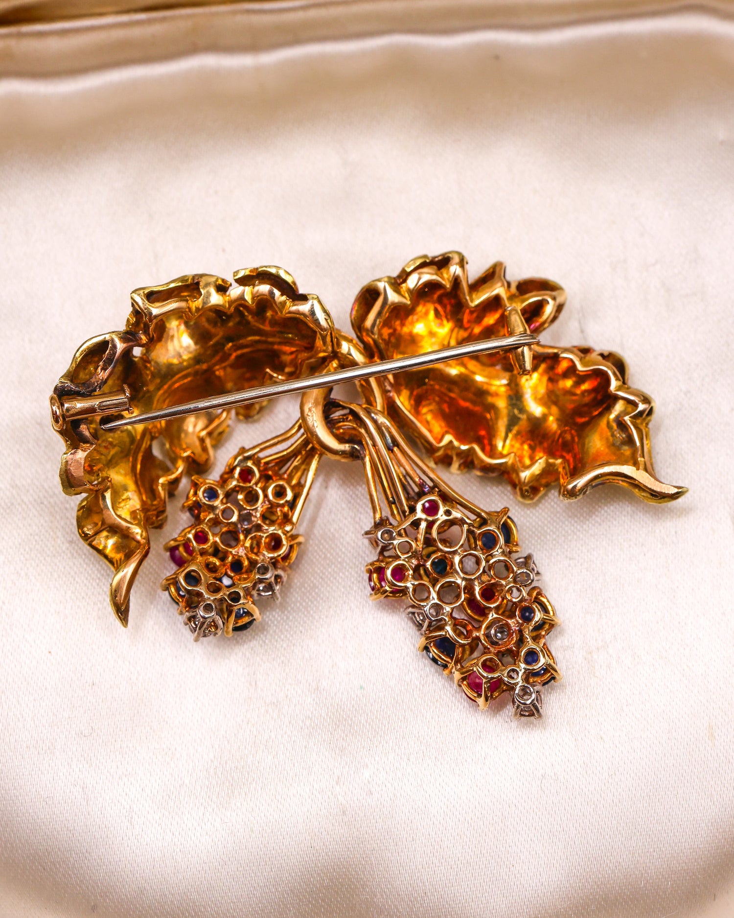 A very fine Ruby, Sapphire & Diamond Vine Brooch set in 18 carat White & Yellow Gold, Circa 1950 - Robin Haydock Antique Jewellery