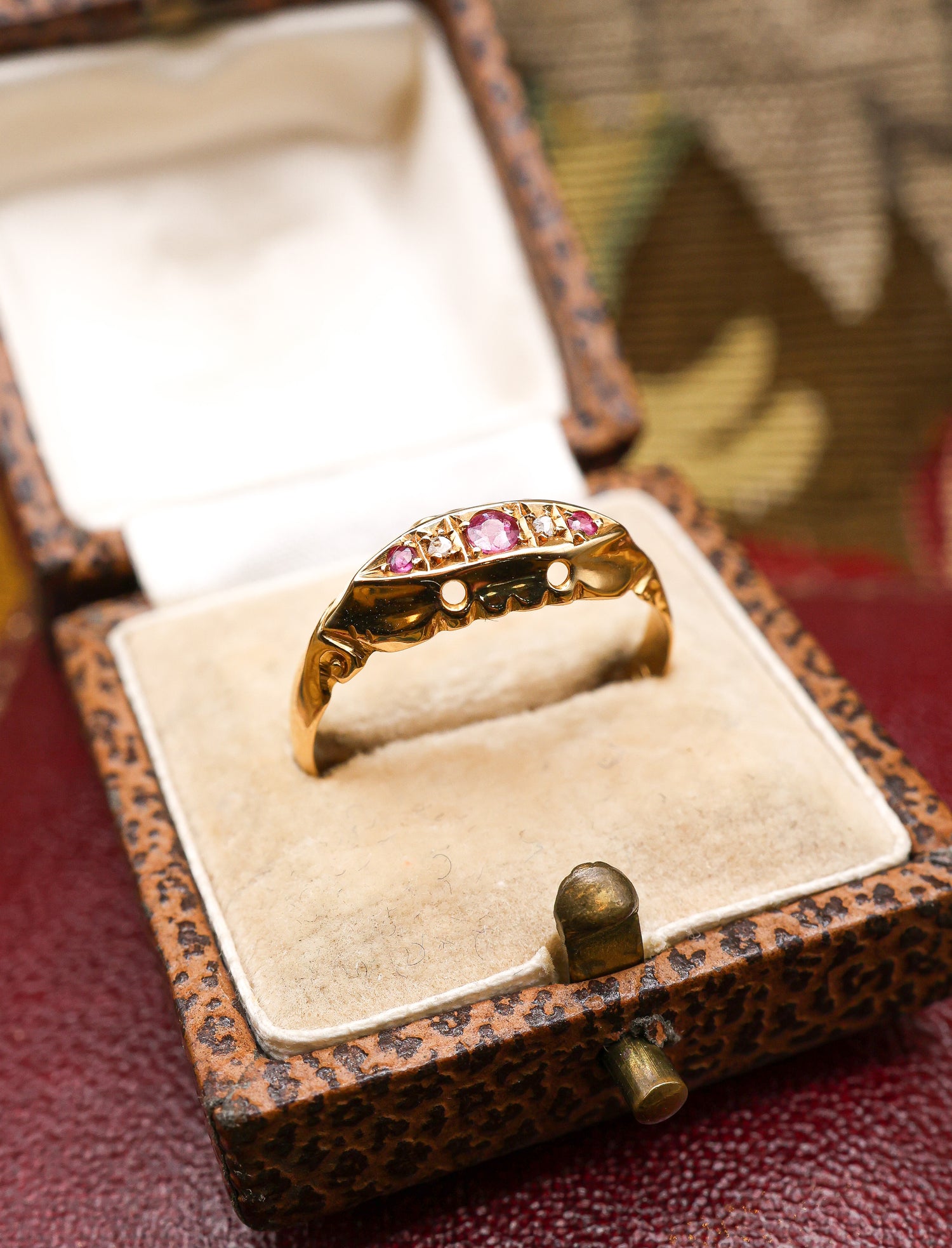 A fine Antique Ruby & Diamond Ring, with English Hallmarks (Birmingham). Dated 1918. - Robin Haydock Antiques