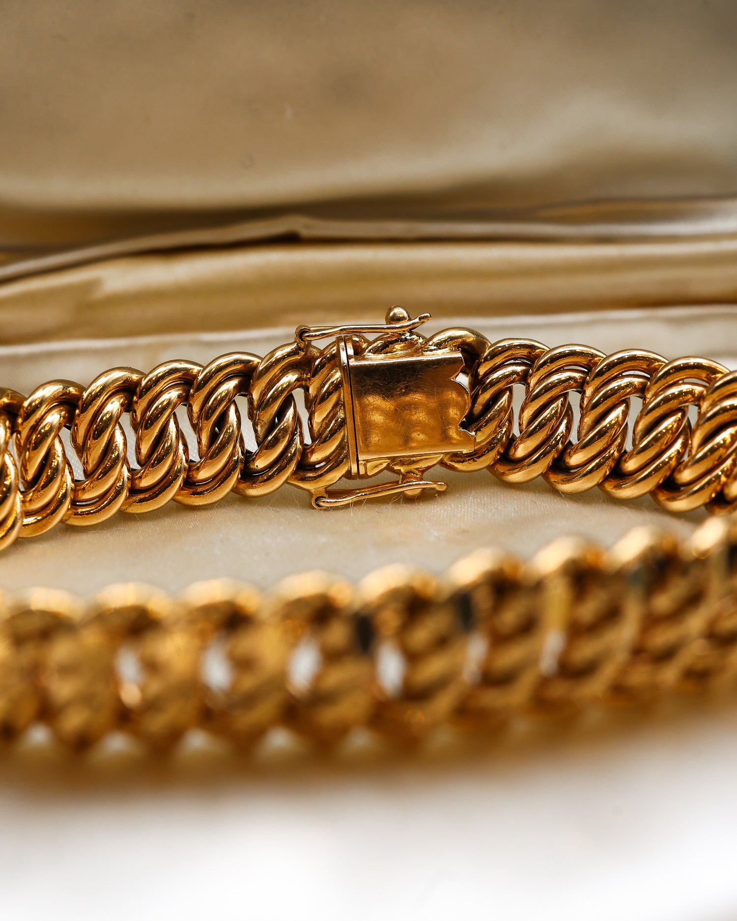 Avery fine 18ct Yellow Gold (French Marks) Bracelet, with Double linked Faceted outer links and Engraved central links. French Circa 1890 - Robin Haydock Antiques