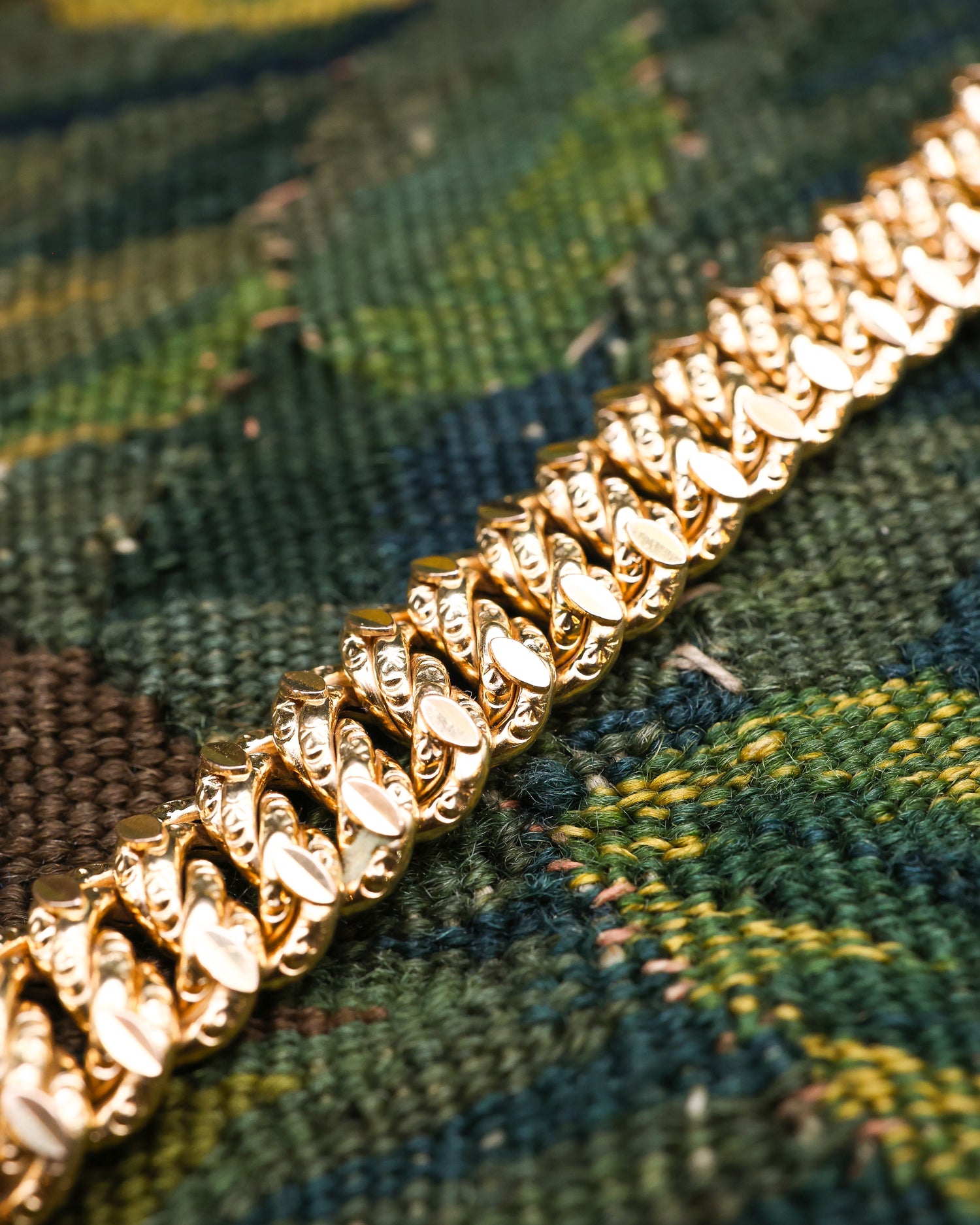 Avery fine 18ct Yellow Gold (French Marks) Bracelet, with Double linked Faceted outer links and Engraved central links. French Circa 1890 - Robin Haydock Antiques