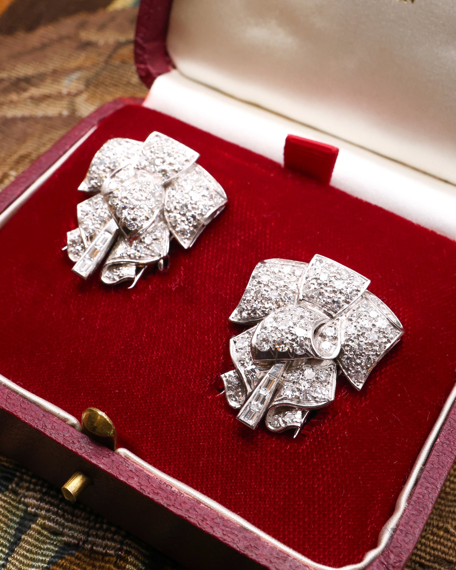 A very fine Antique Platinum Diamond Double Clip Bow Brooch, Circa 1930 - Robin Haydock Antiques