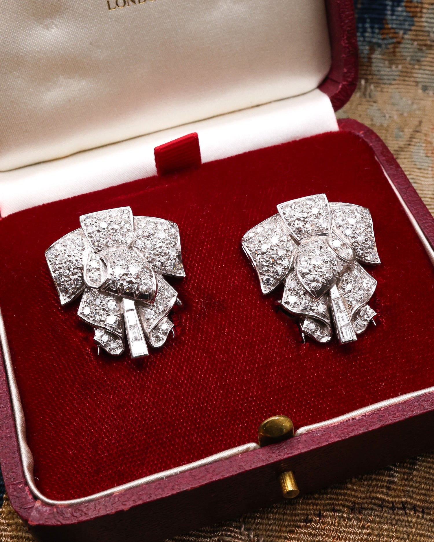 A very fine Antique Platinum Diamond Double Clip Bow Brooch, Circa 1930 - Robin Haydock Antiques
