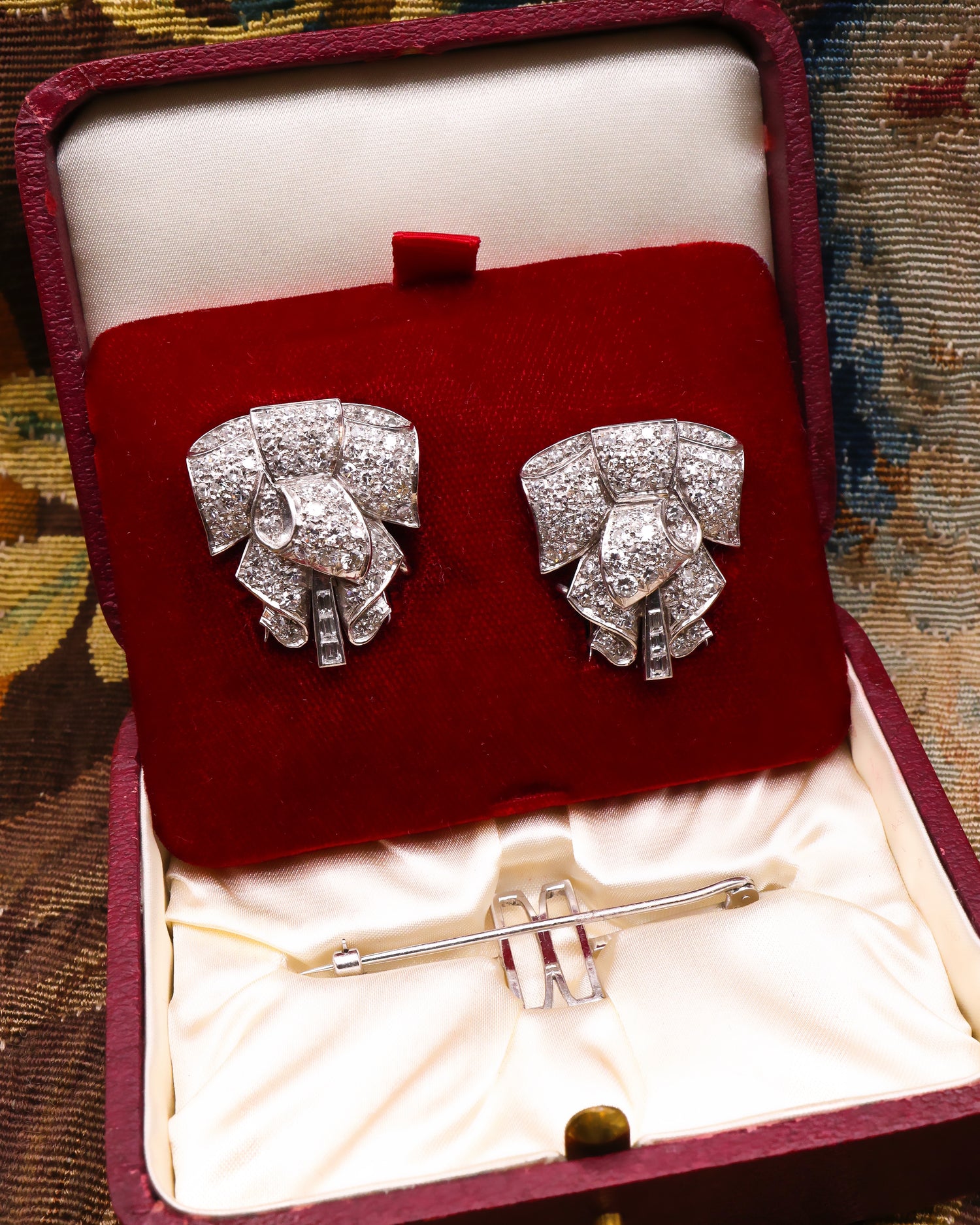 A very fine Antique Platinum Diamond Double Clip Bow Brooch, Circa 1930 - Robin Haydock Antiques