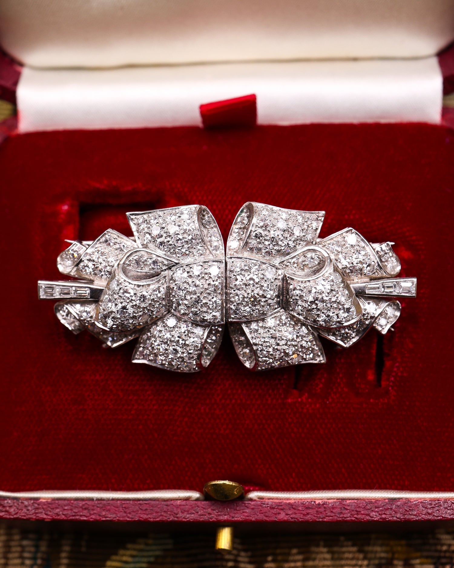 A very fine Antique Platinum Diamond Double Clip Bow Brooch, Circa 1930 - Robin Haydock Antiques