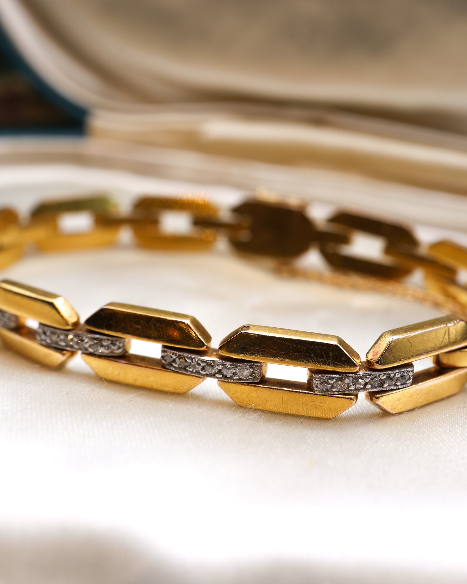 A very fine Antique 18 Carat Yellow Gold (tested), Open Link & Diamond Bracelet. Circa. 1930 - Robin Haydock Antiques