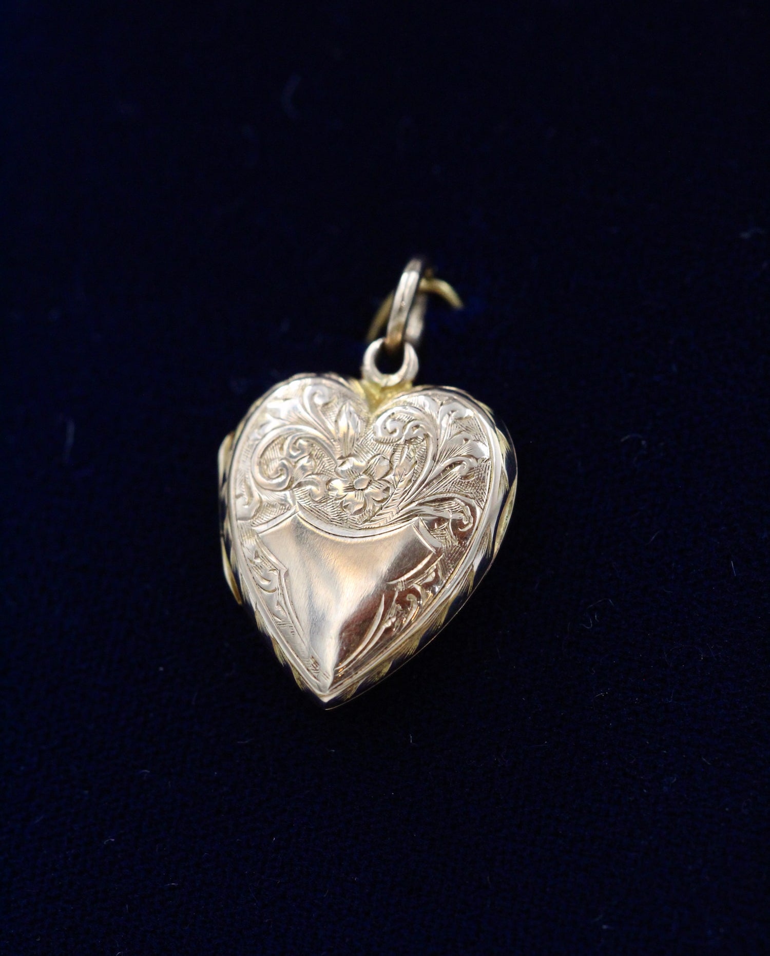 A fine heart shaped 15 carat (Hallmarked), Yellow Gold Heart Shaped Locket. - Robin Haydock Antiques