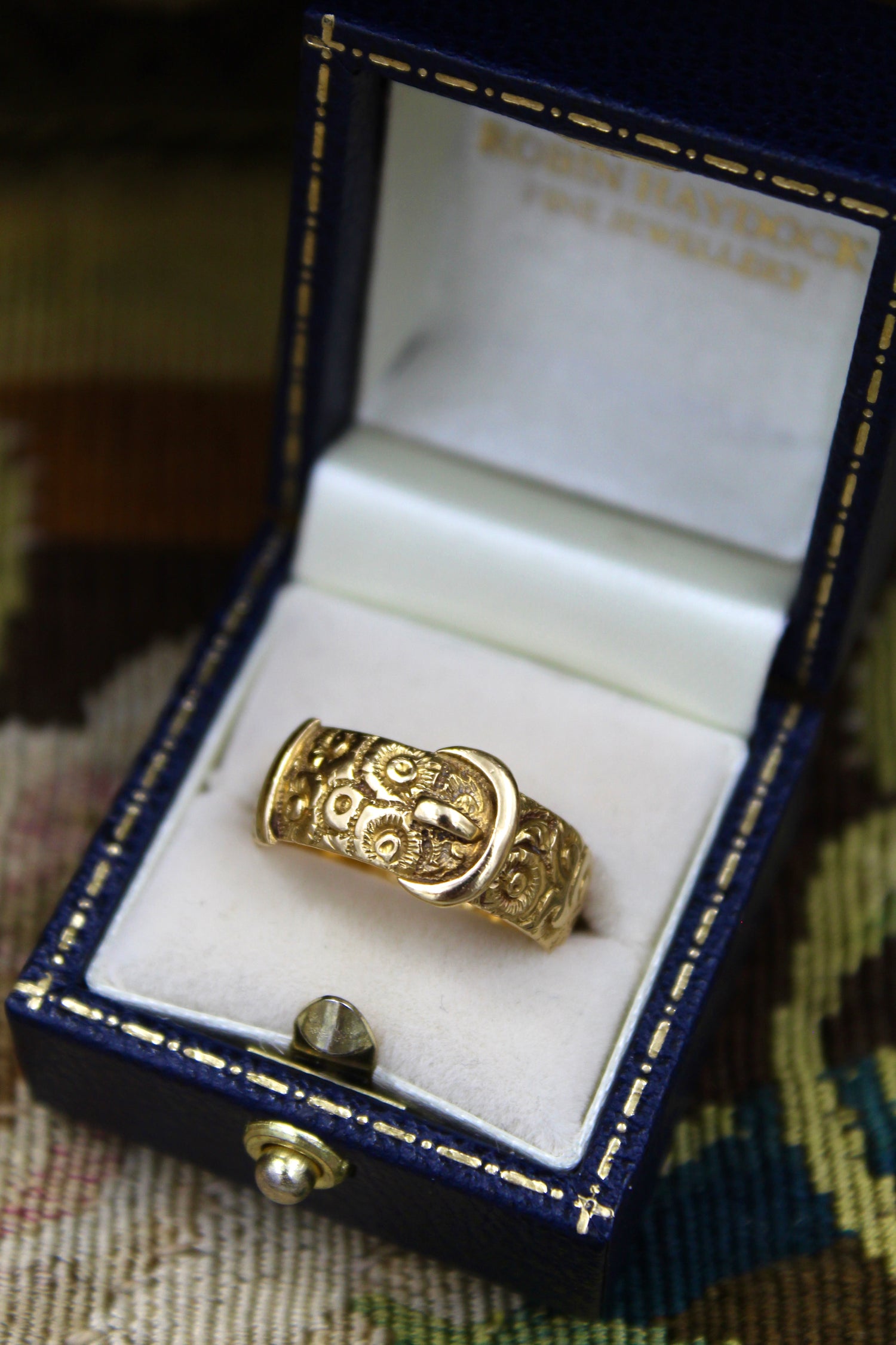 A very fine 18ct Yellow Gold Victorian Hand & Finely Engraved Belt Ring. Hallmarked London 1887 - Robin Haydock Antiques