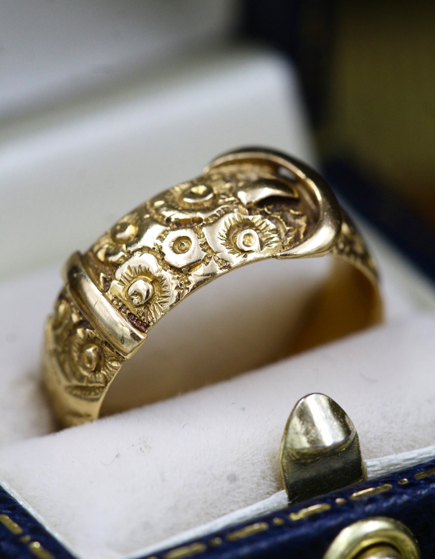 A very fine 18ct Yellow Gold Victorian Hand & Finely Engraved Belt Ring. Hallmarked London 1887 - Robin Haydock Antiques