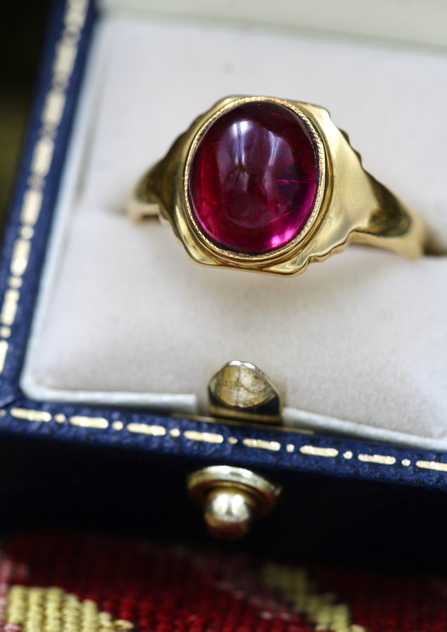 A Luminous Oval Cut Garnet 18 Carat Yellow Gold (marked) Ring, 1936, London (hallmarked) - Robin Haydock Antiques