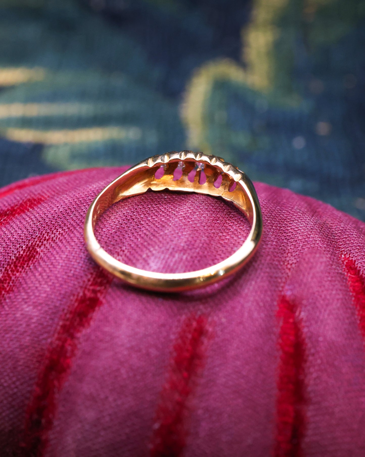 A very fine 18 Carat Yellow Gold (stamped), Five Stone Graduated, Old Cut Diamond Ring. English, Circa. 1920. - Robin Haydock Antique Jewellery