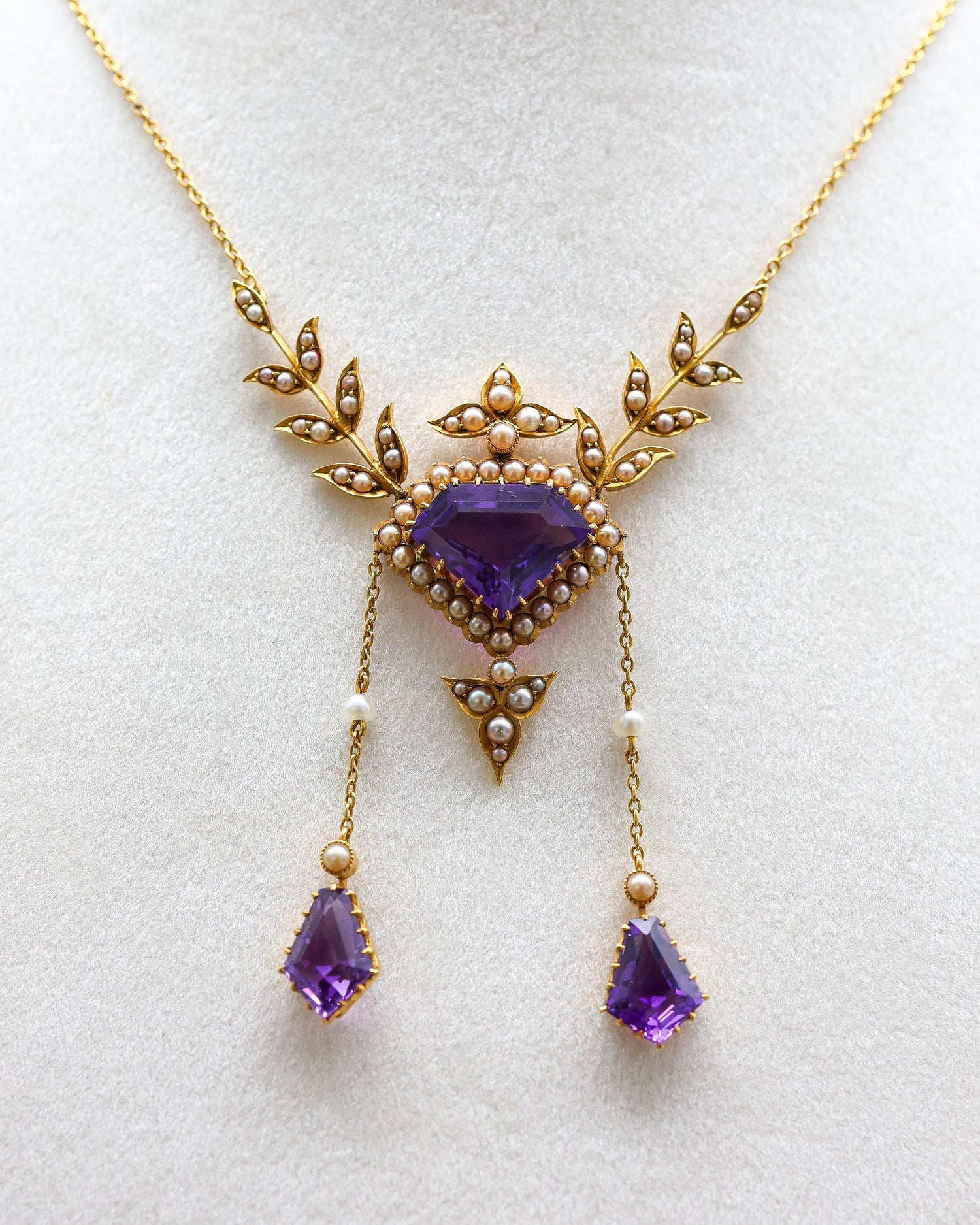 A Very Fine Late Victorian 15 ct. Yellow Gold (tested), Amethyst and Seed Pearl Necklace. English. Circa 1890. - Robin Haydock Antique Jewellery