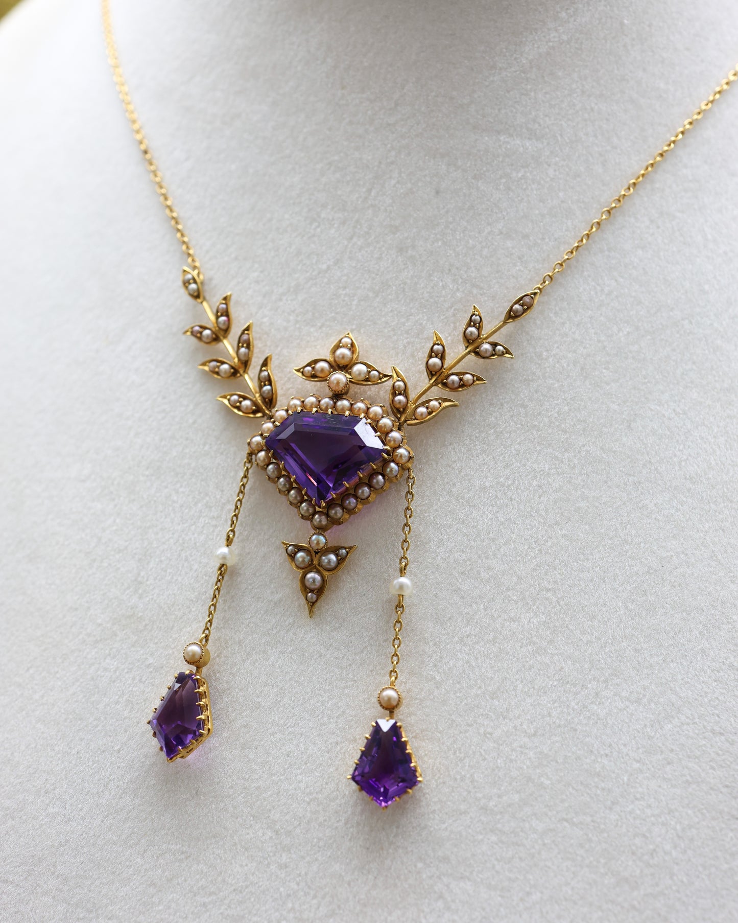 A Very Fine Late Victorian 15 ct. Yellow Gold (tested), Amethyst and Seed Pearl Necklace. English. Circa 1890. - Robin Haydock Antique Jewellery