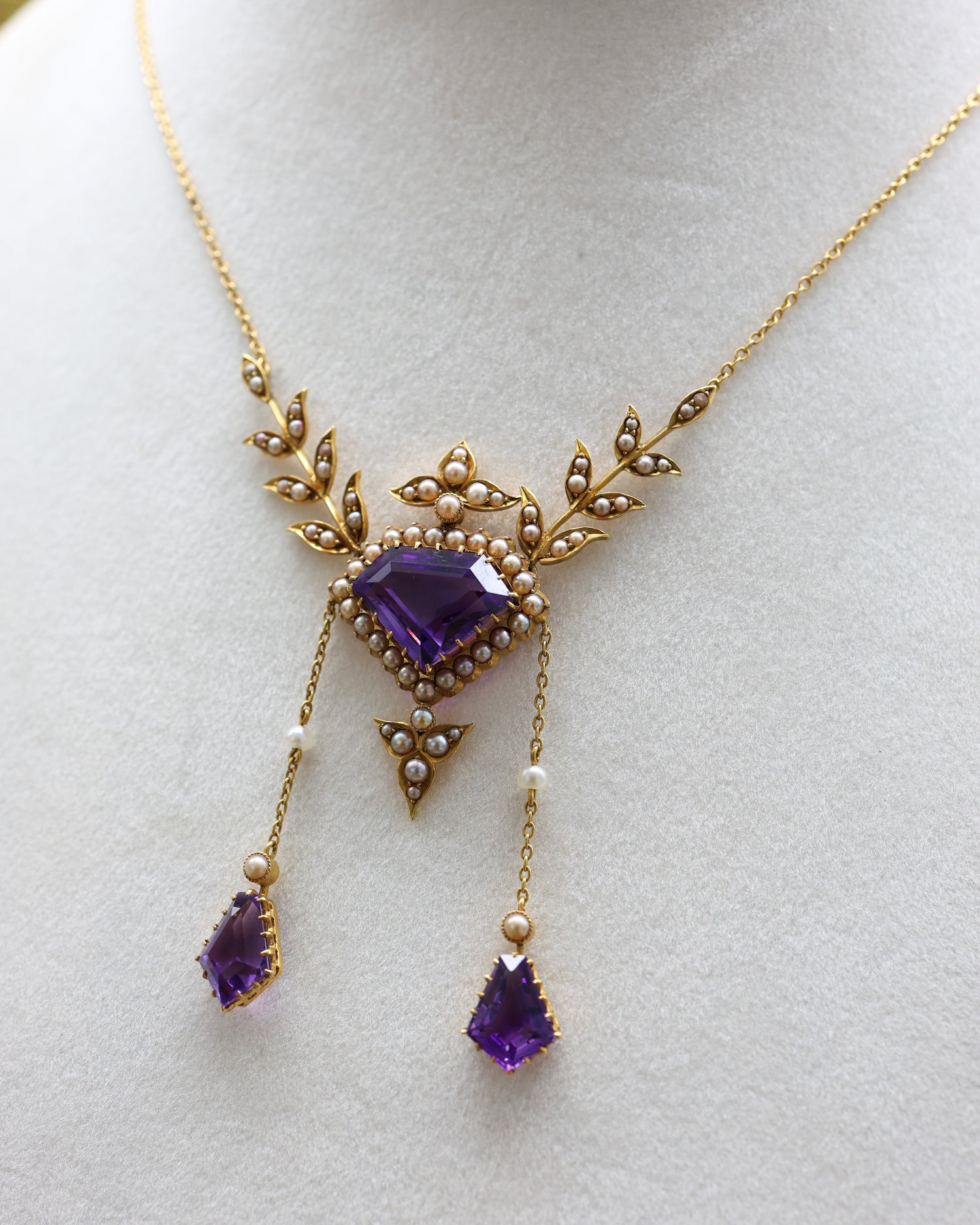 A Very Fine Late Victorian 15 ct. Yellow Gold (tested), Amethyst and Seed Pearl Necklace. English. Circa 1890. - Robin Haydock Antique Jewellery