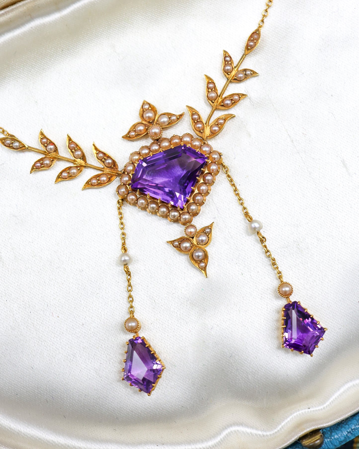 A Very Fine Late Victorian 15 ct. Yellow Gold (tested), Amethyst and Seed Pearl Necklace. English. Circa 1890. - Robin Haydock Antique Jewellery