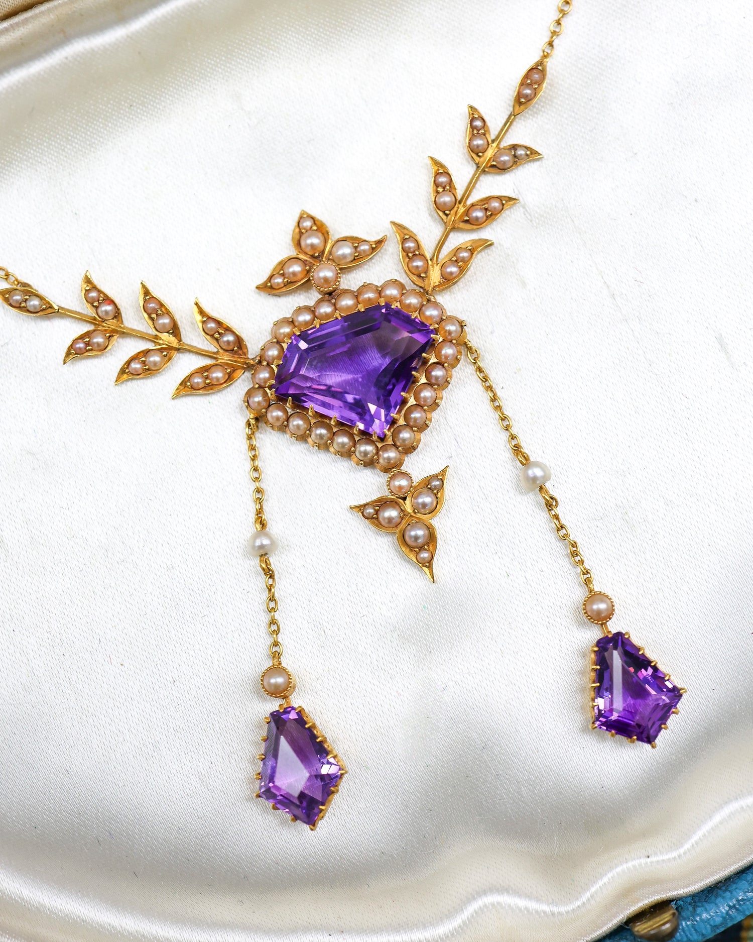 A Very Fine Late Victorian 15 ct. Yellow Gold (tested), Amethyst and Seed Pearl Necklace. English. Circa 1890. - Robin Haydock Antique Jewellery