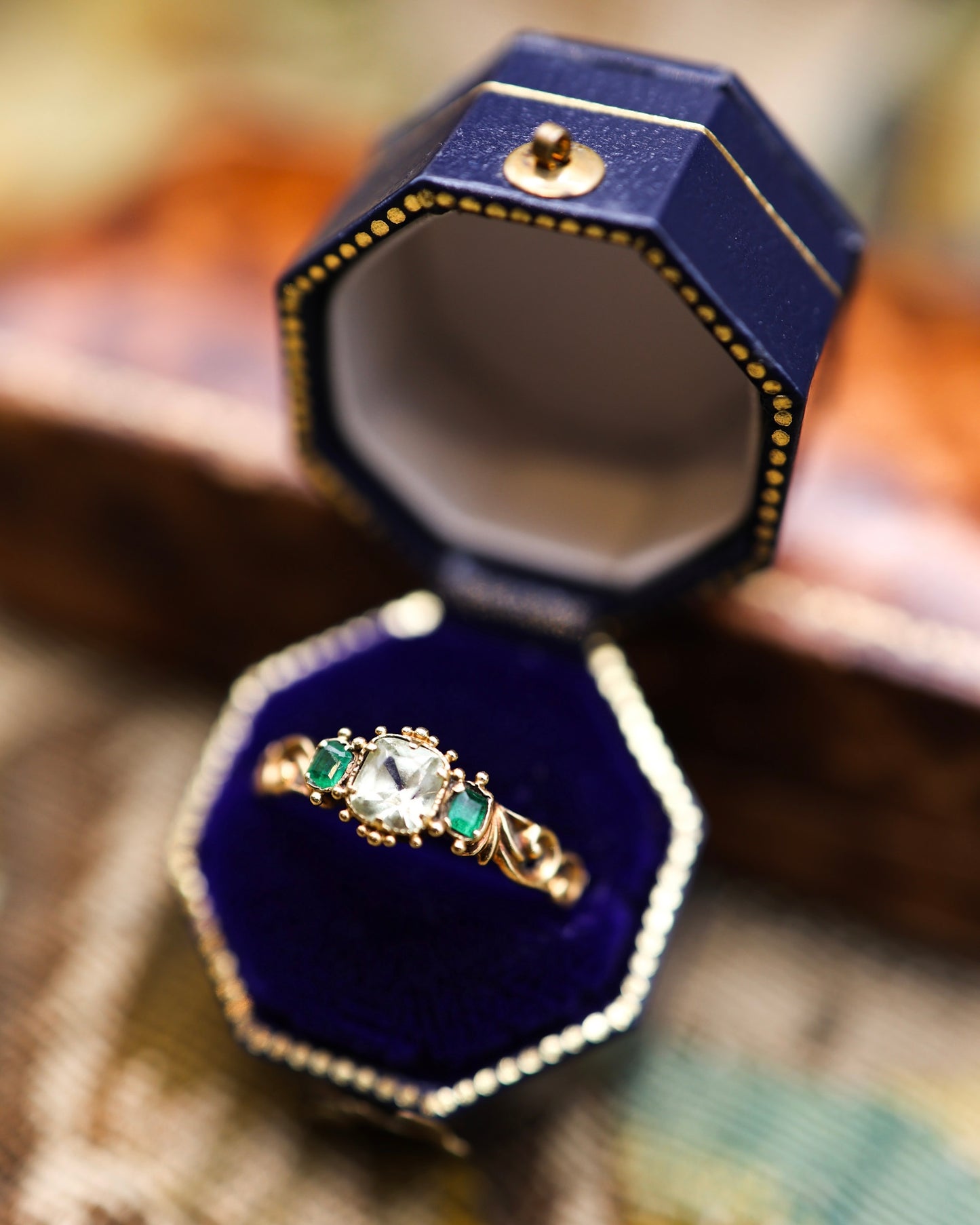 A very fine 15 ct. Yellow Gold (tested), Late Georgian / Early Victorian, Chrysoberyl and Emerald (2), carved ring. English Circa 1830. - Robin Haydock Antiques