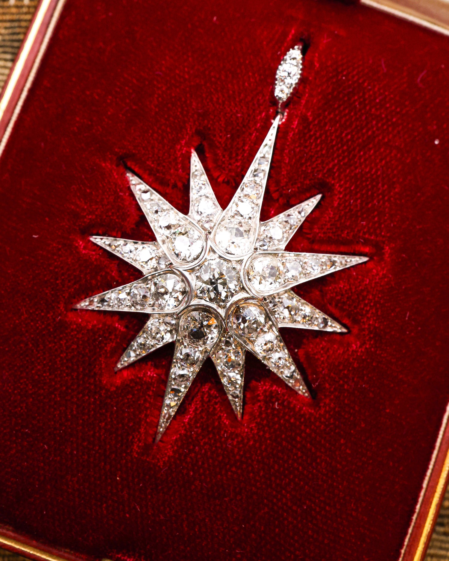 A fine Victorian 6.00 Carat (approximately), Antique Diamond Star Pendant/Brooch. English. Circa 1890. - Robin Haydock Antiques