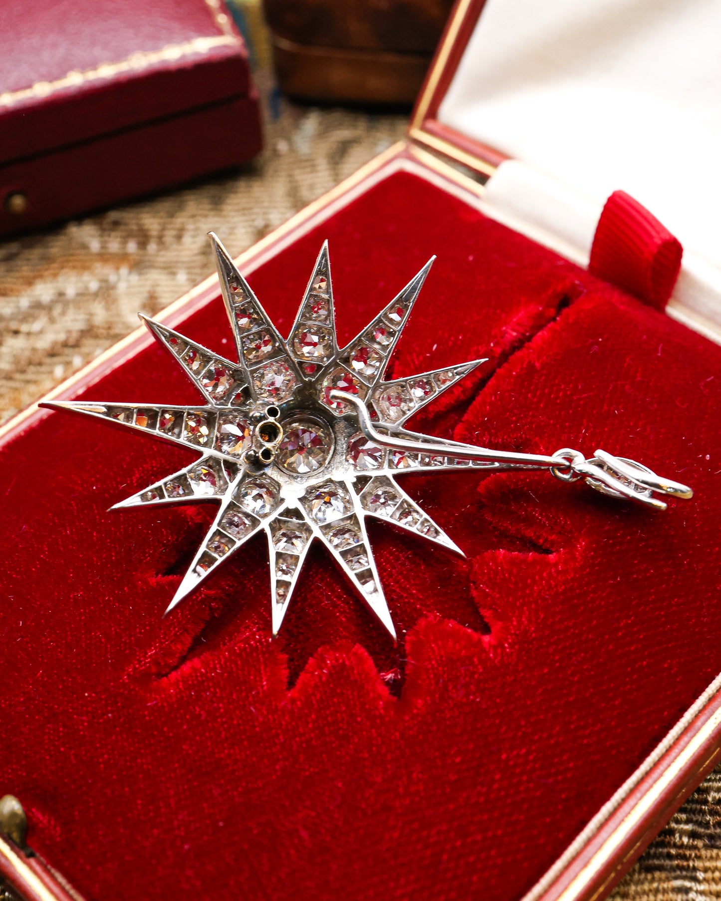 A fine Victorian 6.00 Carat (approximately), Antique Diamond Star Pendant/Brooch. English. Circa 1890. - Robin Haydock Antiques