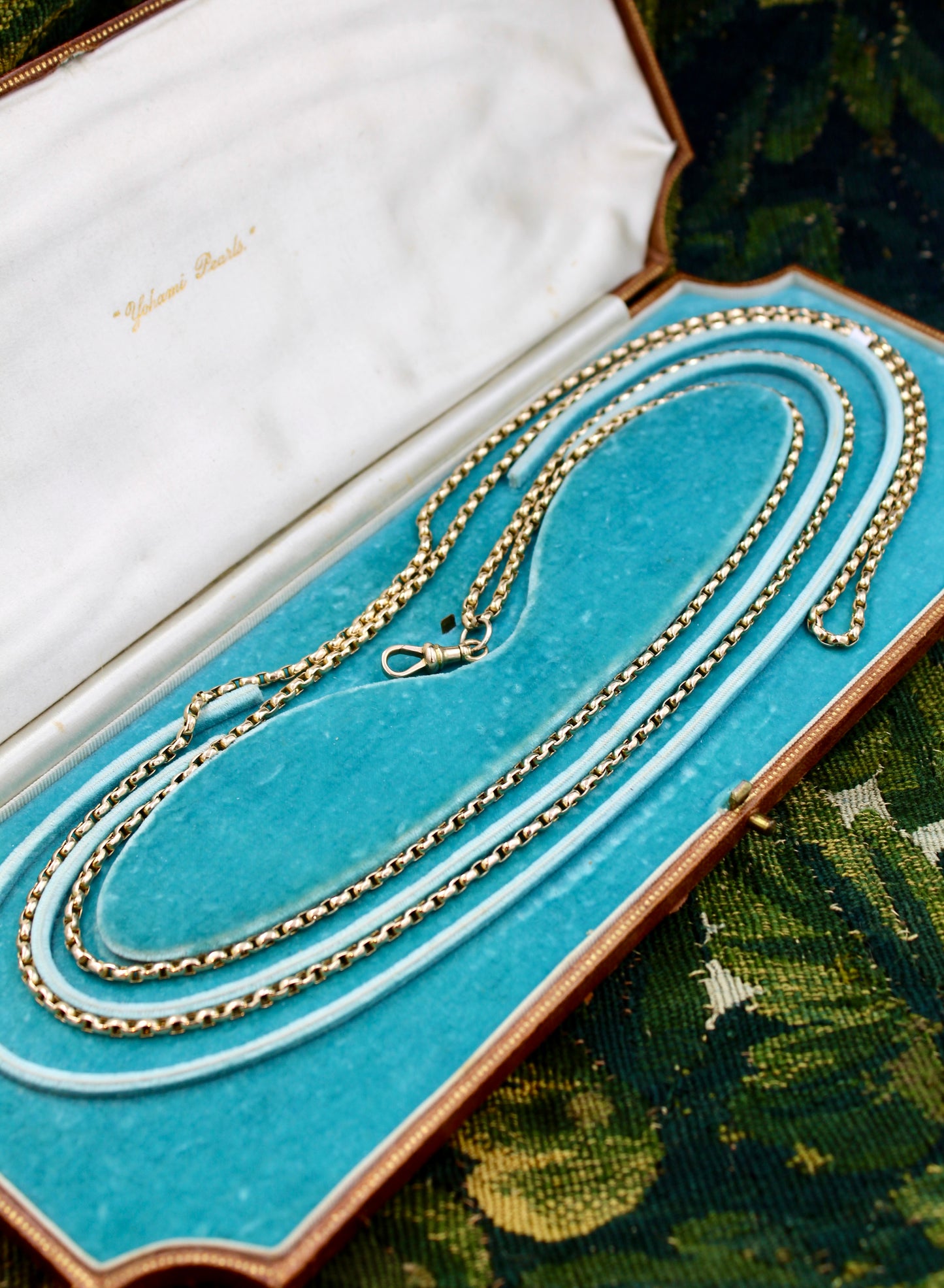 A very fine 9 Carat "Opera Length" Yellow Gold, Long Guard Chain, with Lobster Claw Clasp. English Circa 1890. - Robin Haydock Antiques