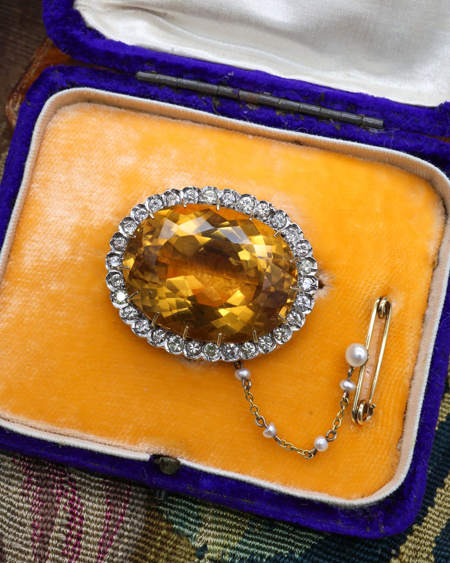 A very fine 15 ct Yellow Gold, Silver tipped (Tested), 44 Carat, Oval Natural Citrine and 1,20 Carat Round Brilliant Cut, Diamond Brooch. Circa 1920.