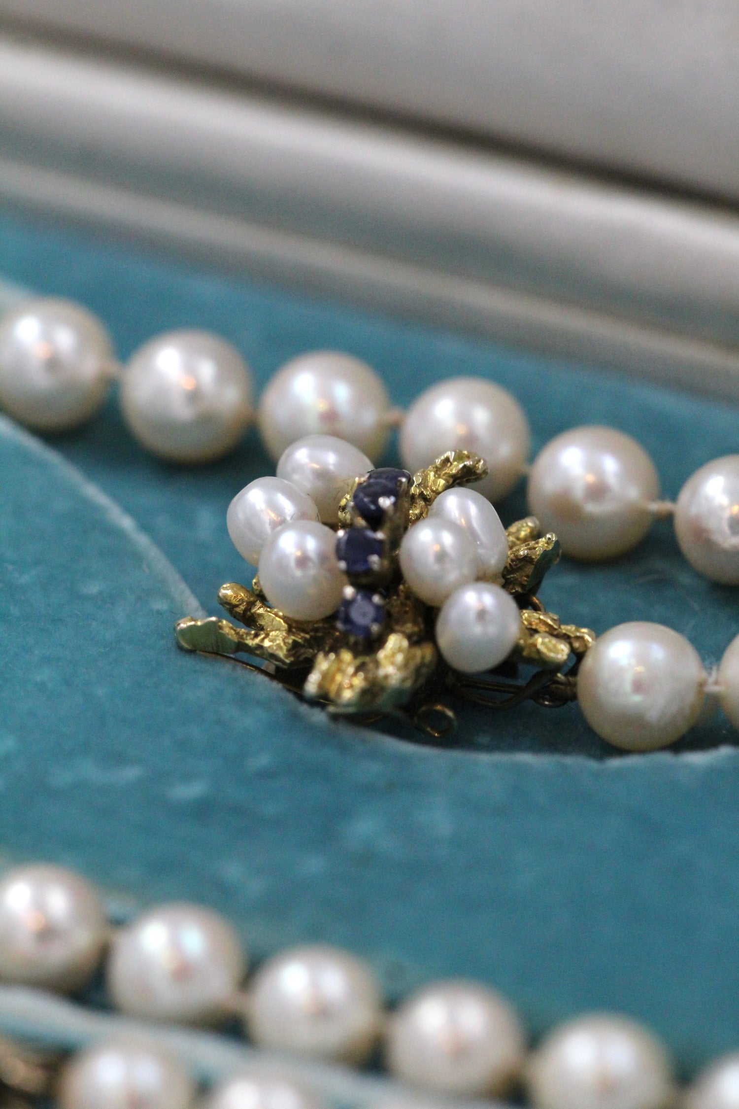 A fine Yellow Gold & Strung Cultured Pearl Necklace, set with four Round Cut Natural Sapphires (0.40 carats) and eighty three Oval and Near Shaped Cultured Pearls. Circa 1960 - Robin Haydock Antiques