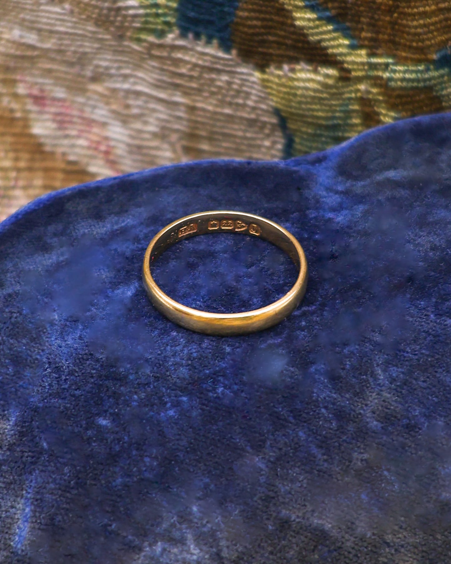 A very fine 22 ct, Yellow Gold Wedding Ring, weighing 2.3 gr and currently sized to N 1/2, Hallmarked Chester England 1933. - Robin Haydock Antique Jewellery