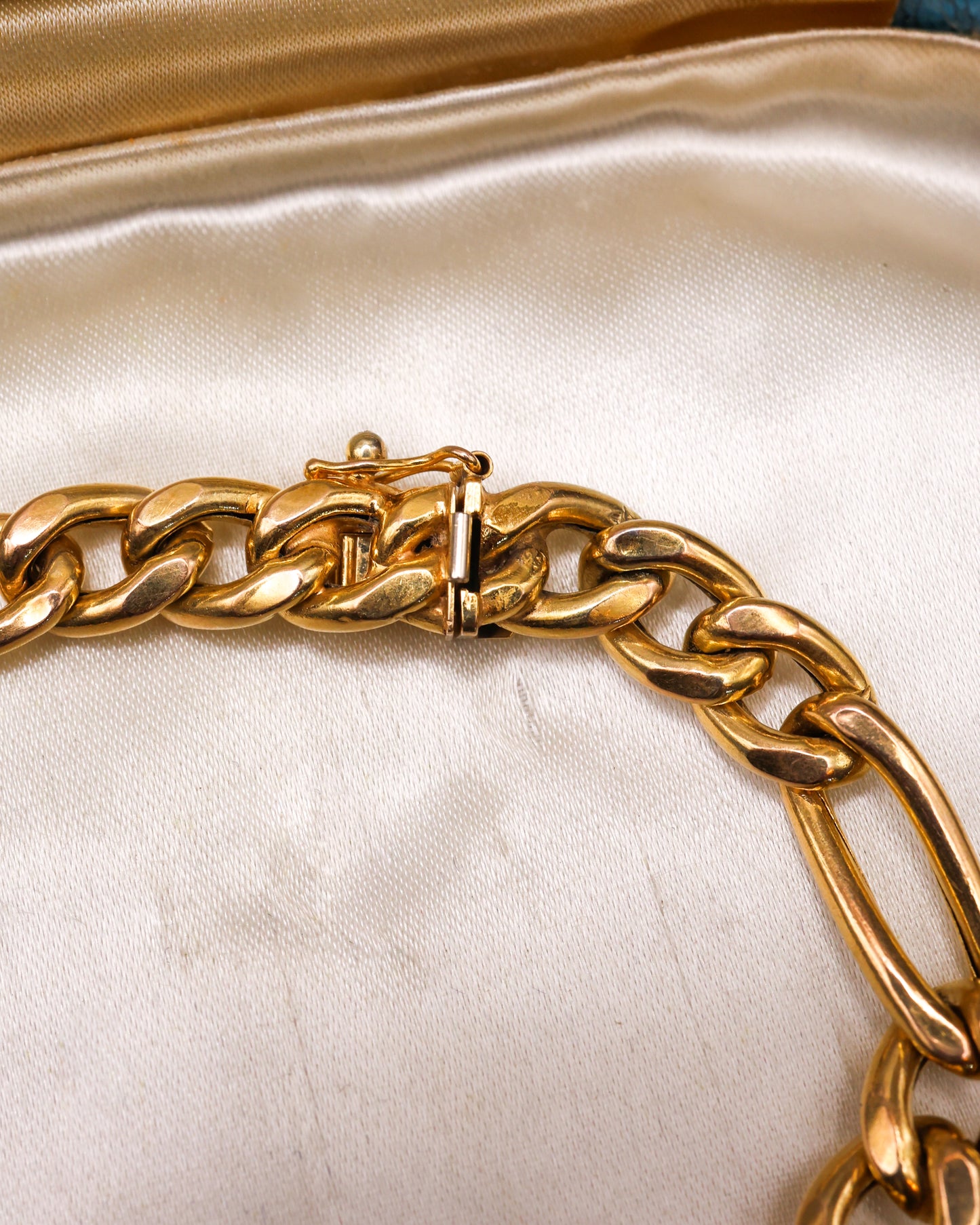 An exquisite Italian 9ct yellow gold bracelet, circa 1990 - Robin Haydock Antique Jewellery