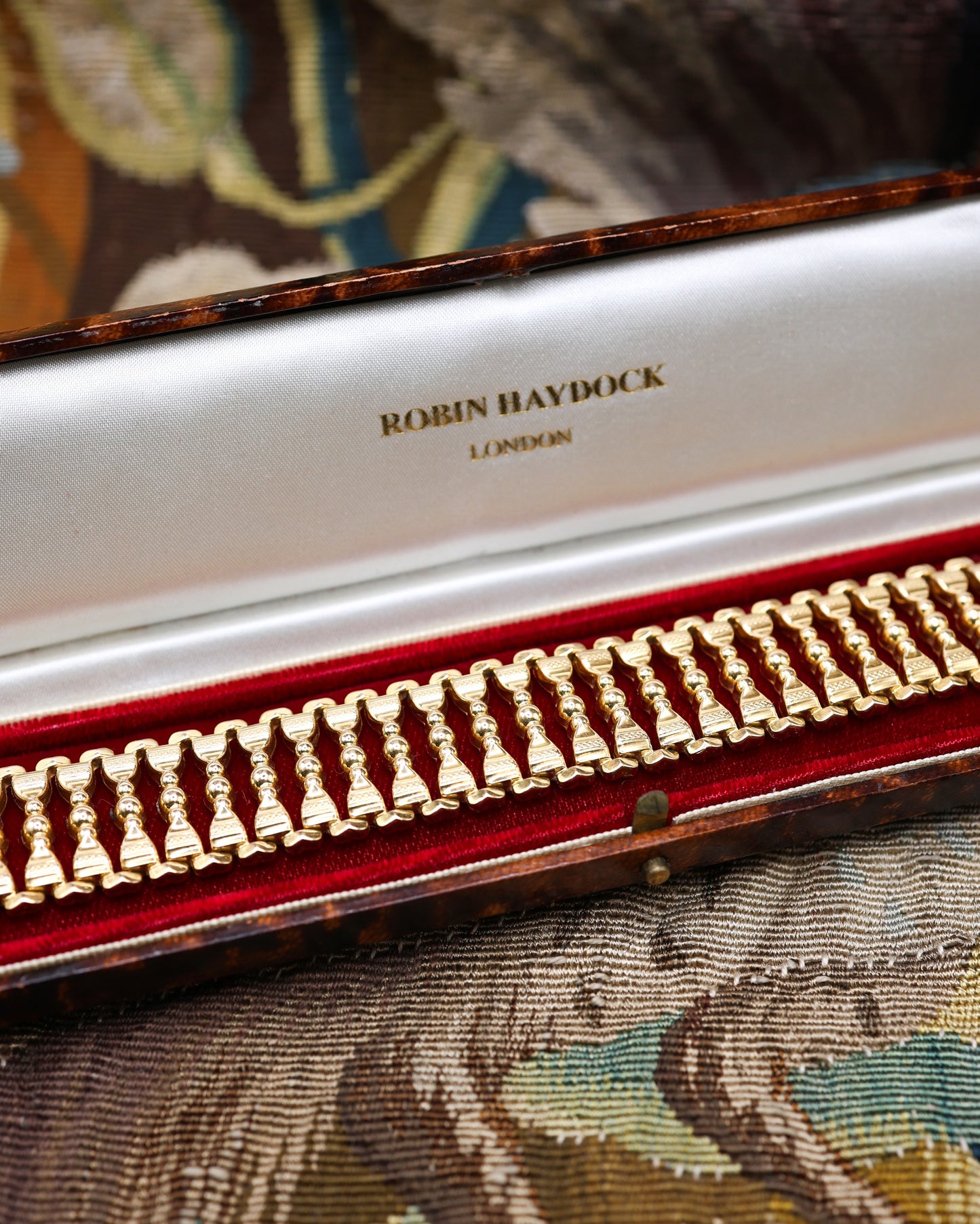 A fine 18 ct Yellow Gold Bracelet (tested), in a linked Gothic balustrade design, with French marks (Star), and a makers mark: LP. Circa 1890.