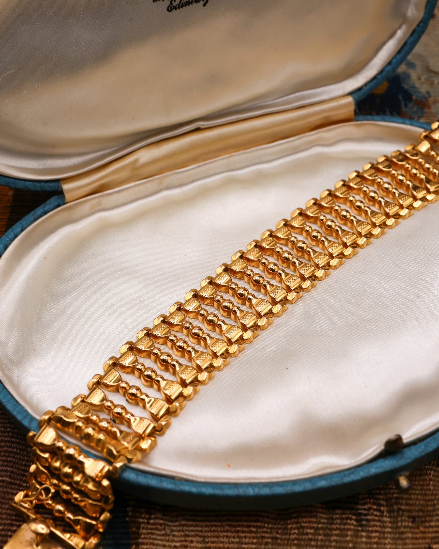 A fine 18 ct Yellow Gold Bracelet (tested), in a linked Gothic balustrade design, with French marks (Star), and a makers mark: LP. Circa 1890.