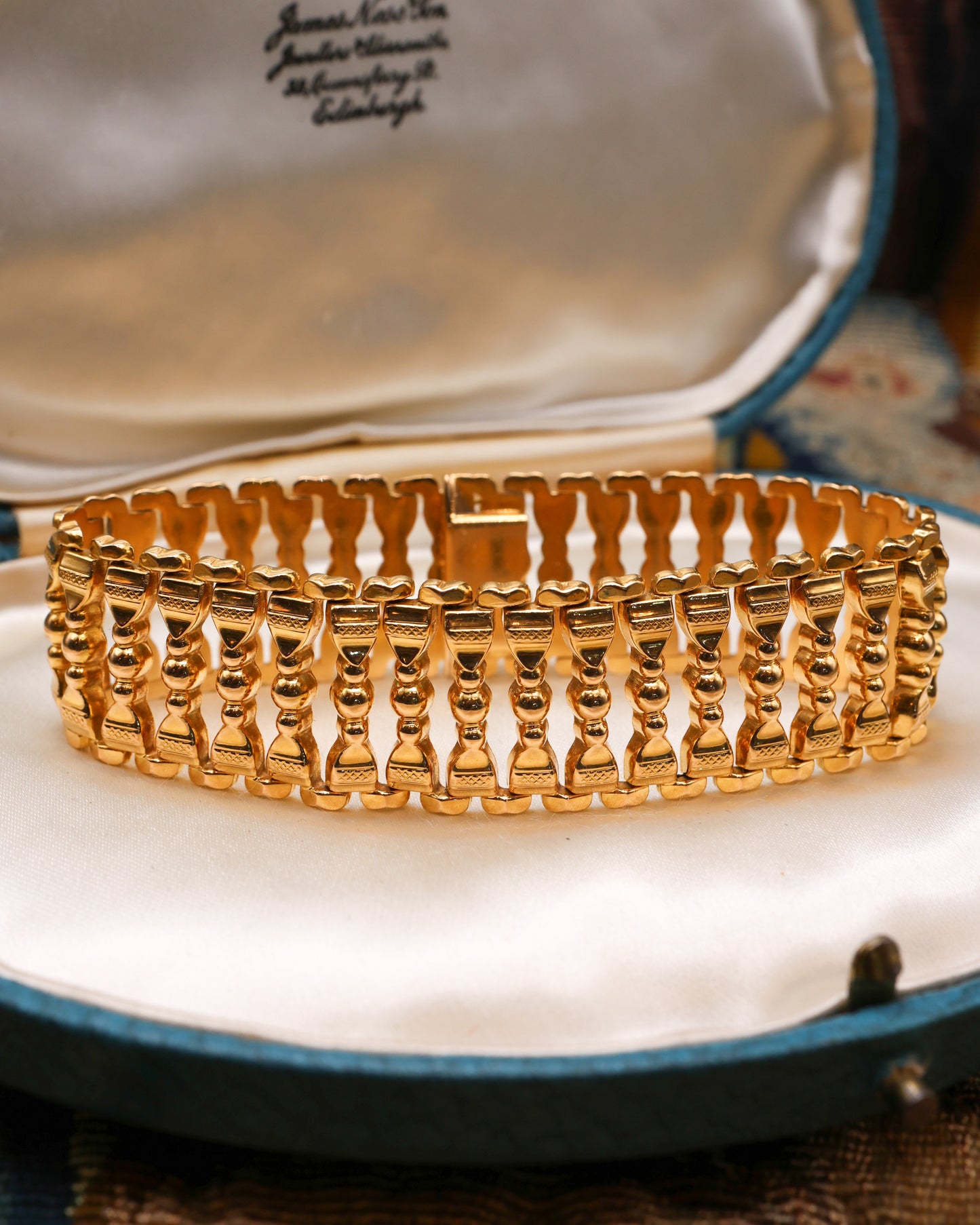 A fine 18 ct Yellow Gold Bracelet (tested), in a linked Gothic balustrade design, with French marks (Star), and a makers mark: LP. Circa 1890.