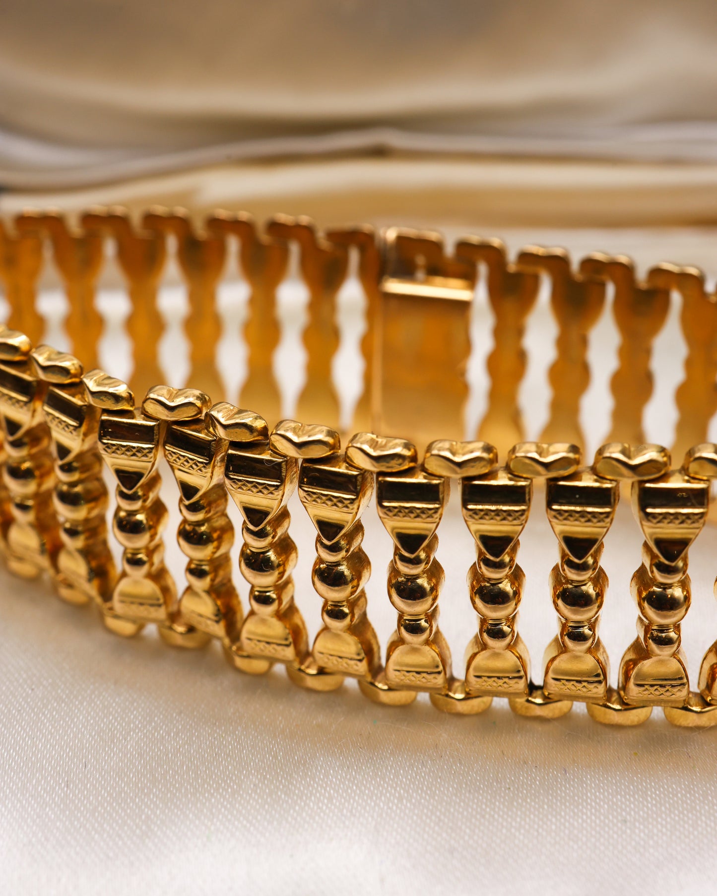 A fine 18 ct Yellow Gold Bracelet (tested), in a linked Gothic balustrade design, with French marks (Star), and a makers mark: LP. Circa 1890.