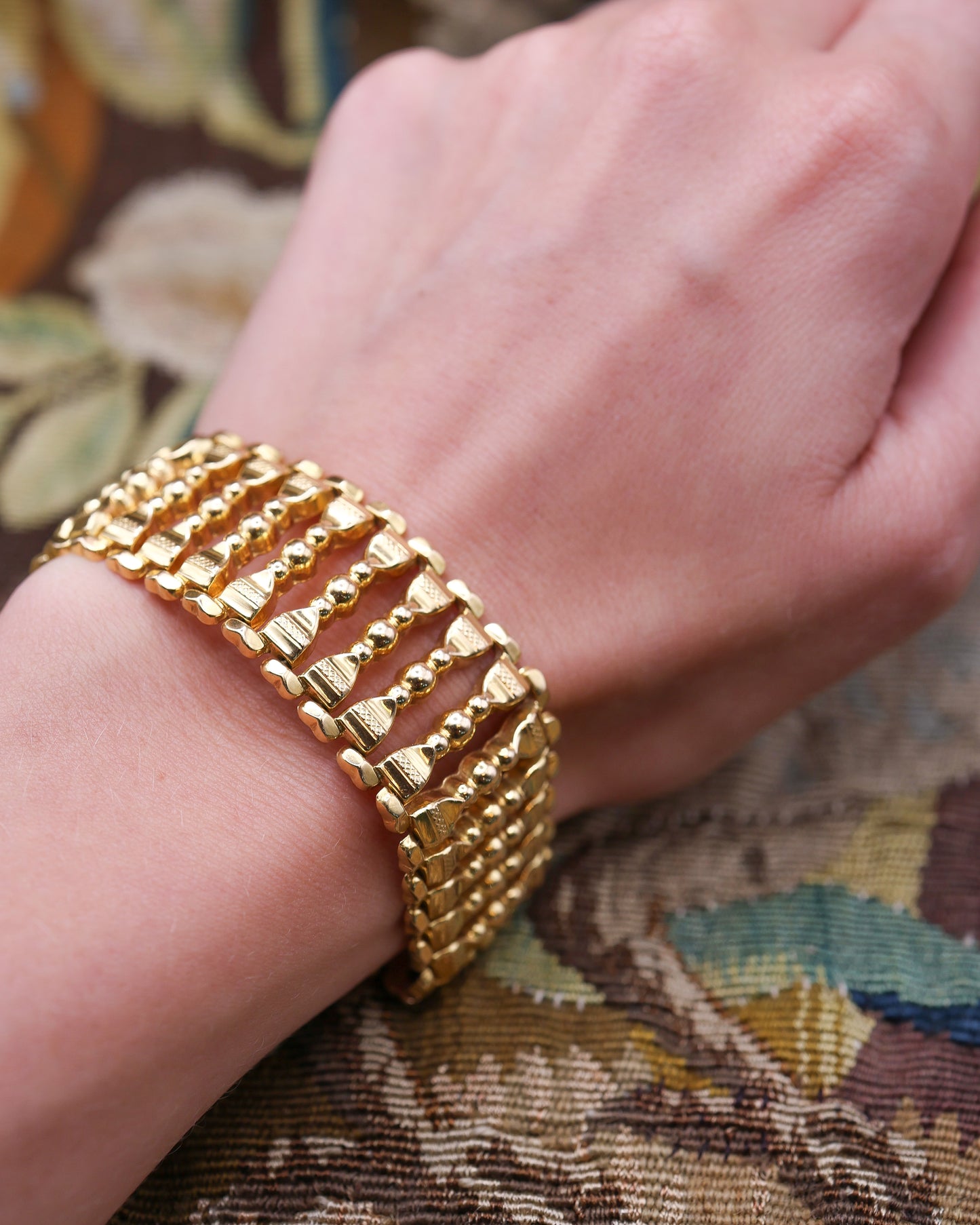 A fine 18 ct Yellow Gold Bracelet (tested), in a linked Gothic balustrade design, with French marks (Star), and a makers mark: LP. Circa 1890.