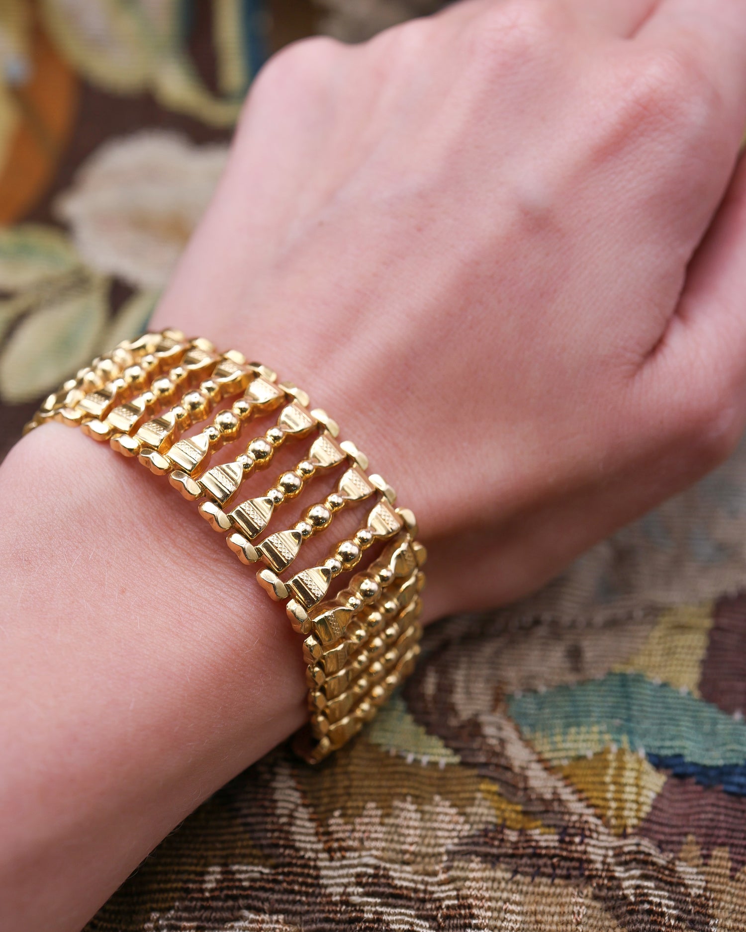 A fine 18 ct Yellow Gold Bracelet (tested), in a linked Gothic balustrade design, with French marks (Star), and a makers mark: LP. Circa 1890. - Robin Haydock Antique Jewellery