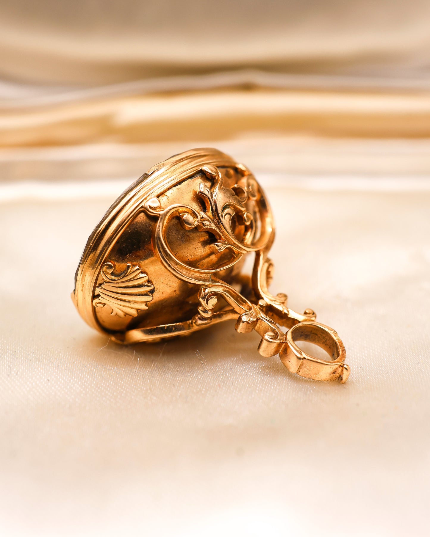 A very fine 9 carat Yellow Gold (tested) hand-carved pale Citrine, Heraldic Shield Intaglio, English Circa 1860. - Robin Haydock Antique Jewellery