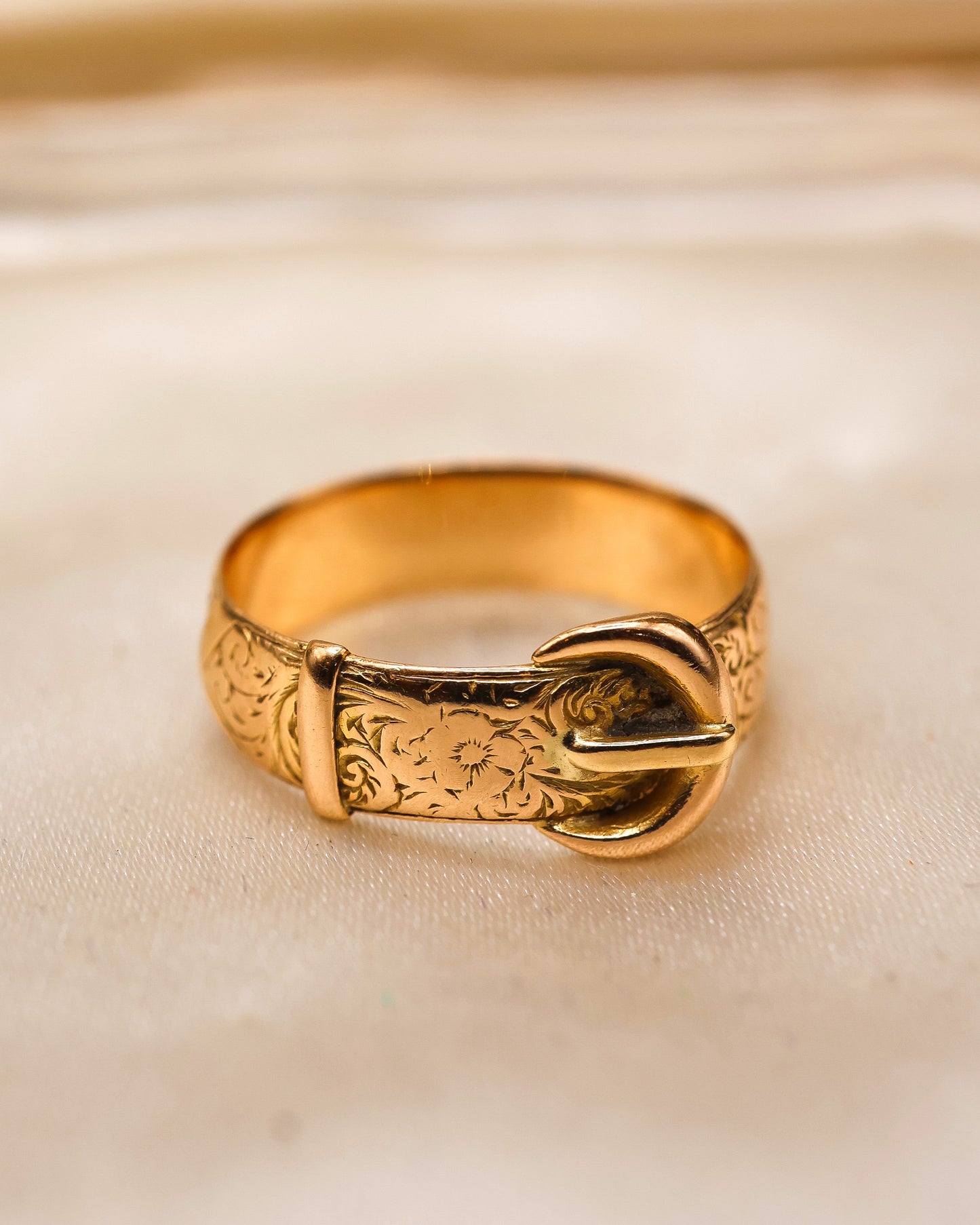 A very fine 18 carat Yellow Gold Buckle Ring, with a finely hand-engraved floral relief to the upper section. English. Hallmarks C.1897 - Robin Haydock Antique Jewellery