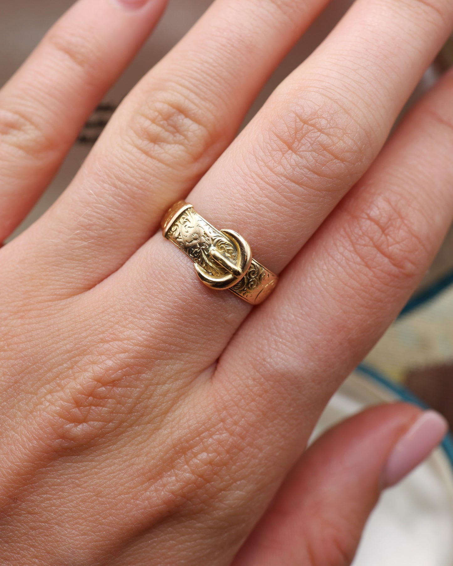A very fine 18 carat Yellow Gold Buckle Ring, with a finely hand-engraved floral relief to the upper section. English. Hallmarks C.1897 - Robin Haydock Antique Jewellery