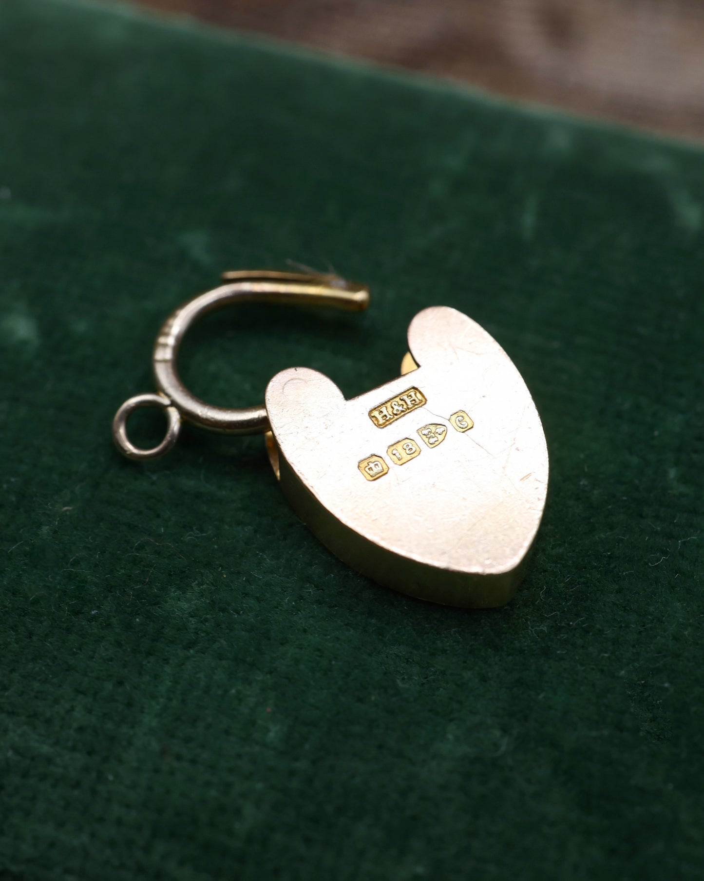 A fine 18ct Yellow Gold, Heart Shaped Padlock. Chester Makers Mark H&H, Hallmark 1903 - Robin Haydock Antique Jewellery