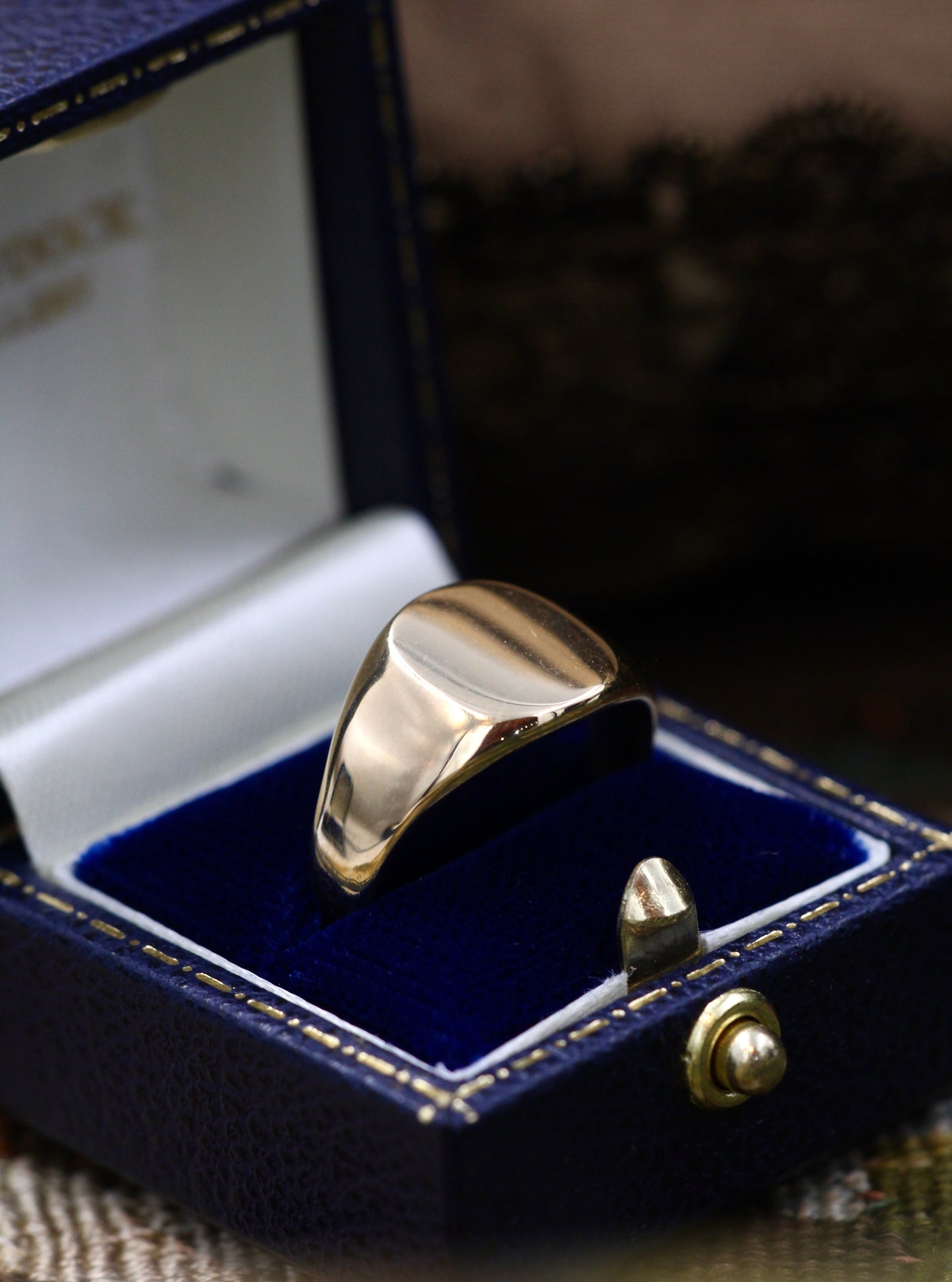 A very fine 18 Carat Yellow Gold Signet Ring with a blank facing (ready for engraving), Hallmarked Birmingham 1961. - Robin Haydock Antiques