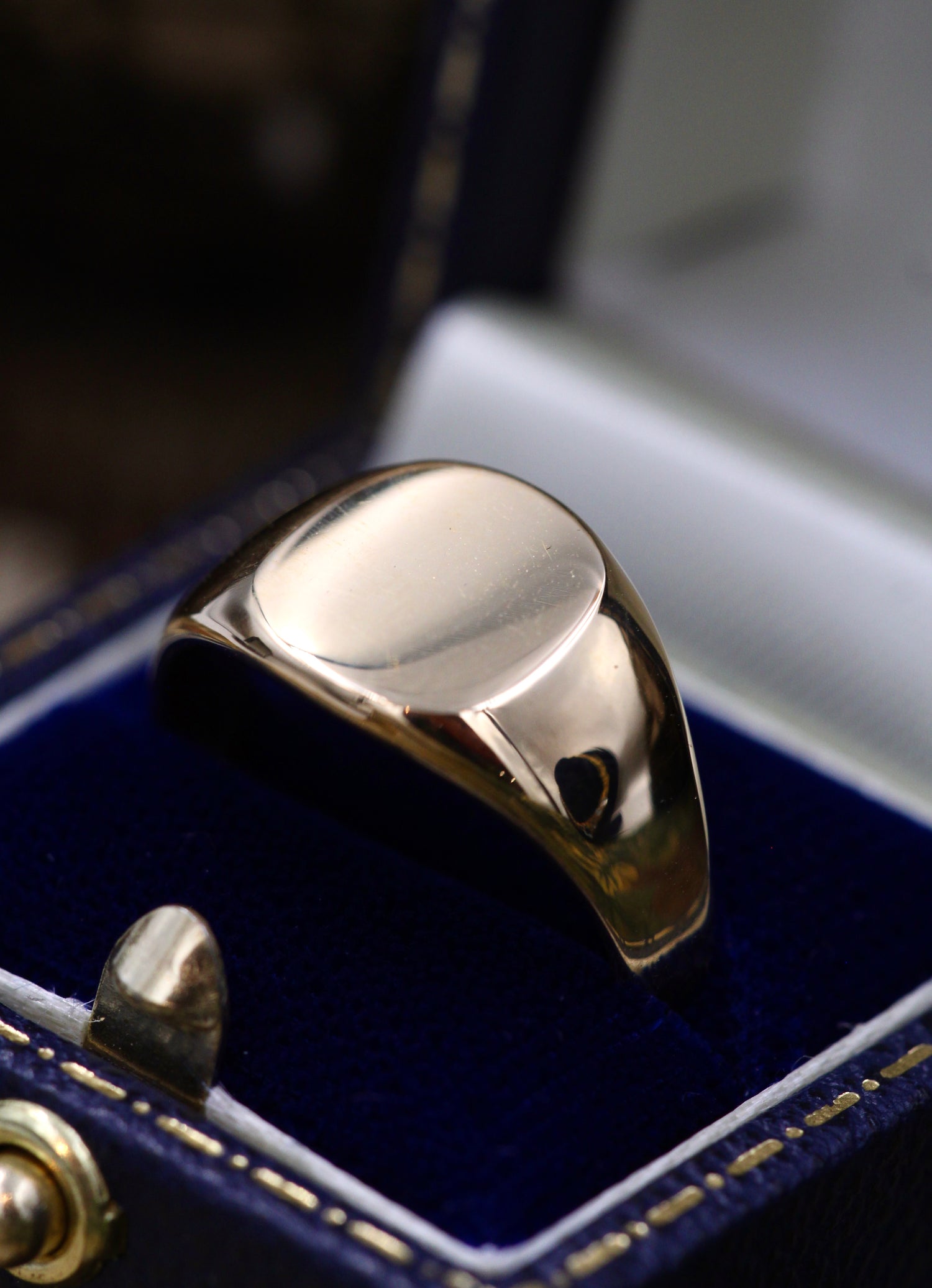 A very fine 18 Carat Yellow Gold Signet Ring with a blank facing (ready for engraving), Hallmarked Birmingham 1961. - Robin Haydock Antiques