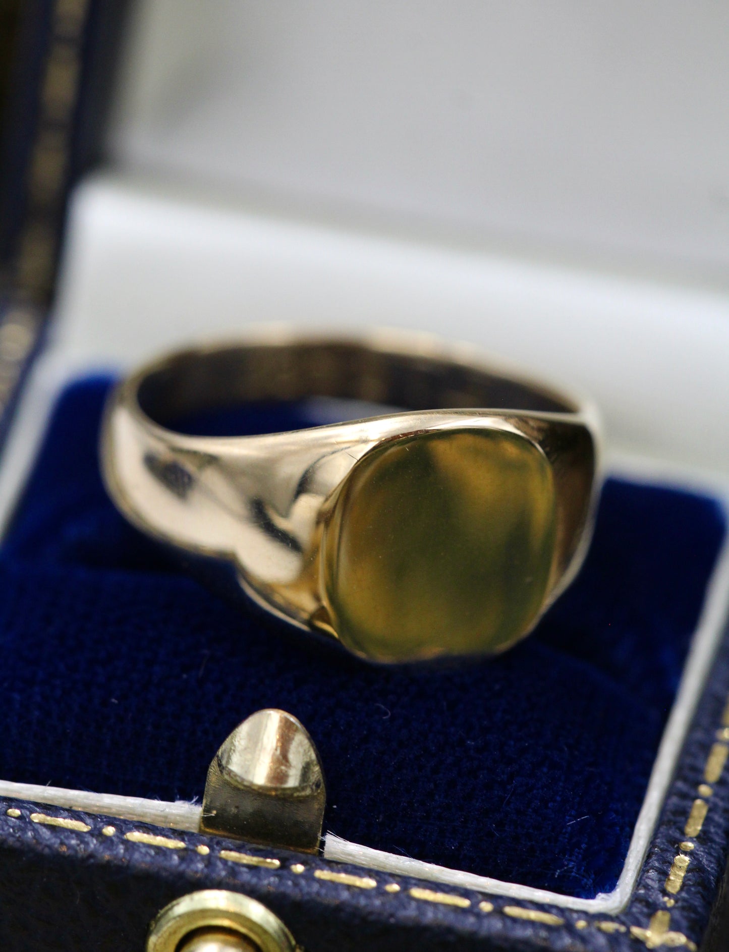 A very fine 18 Carat Yellow Gold Signet Ring with a blank facing (ready for engraving), Hallmarked Birmingham 1961. - Robin Haydock Antiques