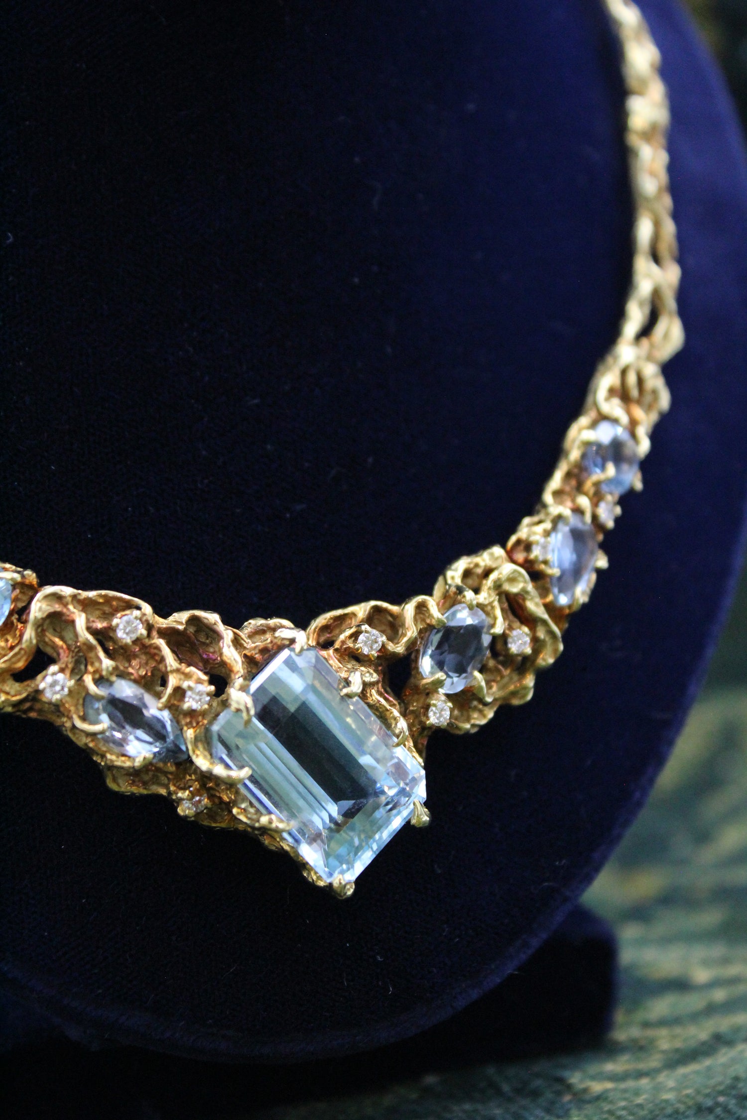 A Stunning 18 Carat Yellow Gold Aquamarine and Diamond Necklace, centrally set with an exceptional  Natural, Untreated Octagonal  Aquamarine of 27.11 Carats. Circa 1970. - Robin Haydock Antiques
