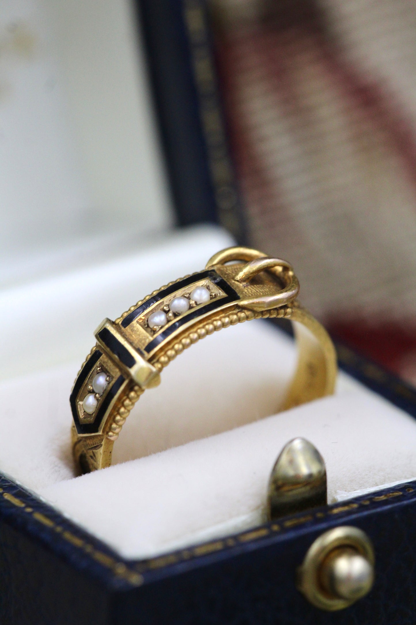 A very fine 18 carat Yellow Gold Memorial, Buckle  Ring, set  with Seed Pearls, Enamel and Woven Hair, Chester Hallmarks. Circa 1908. - Robin Haydock Antiques