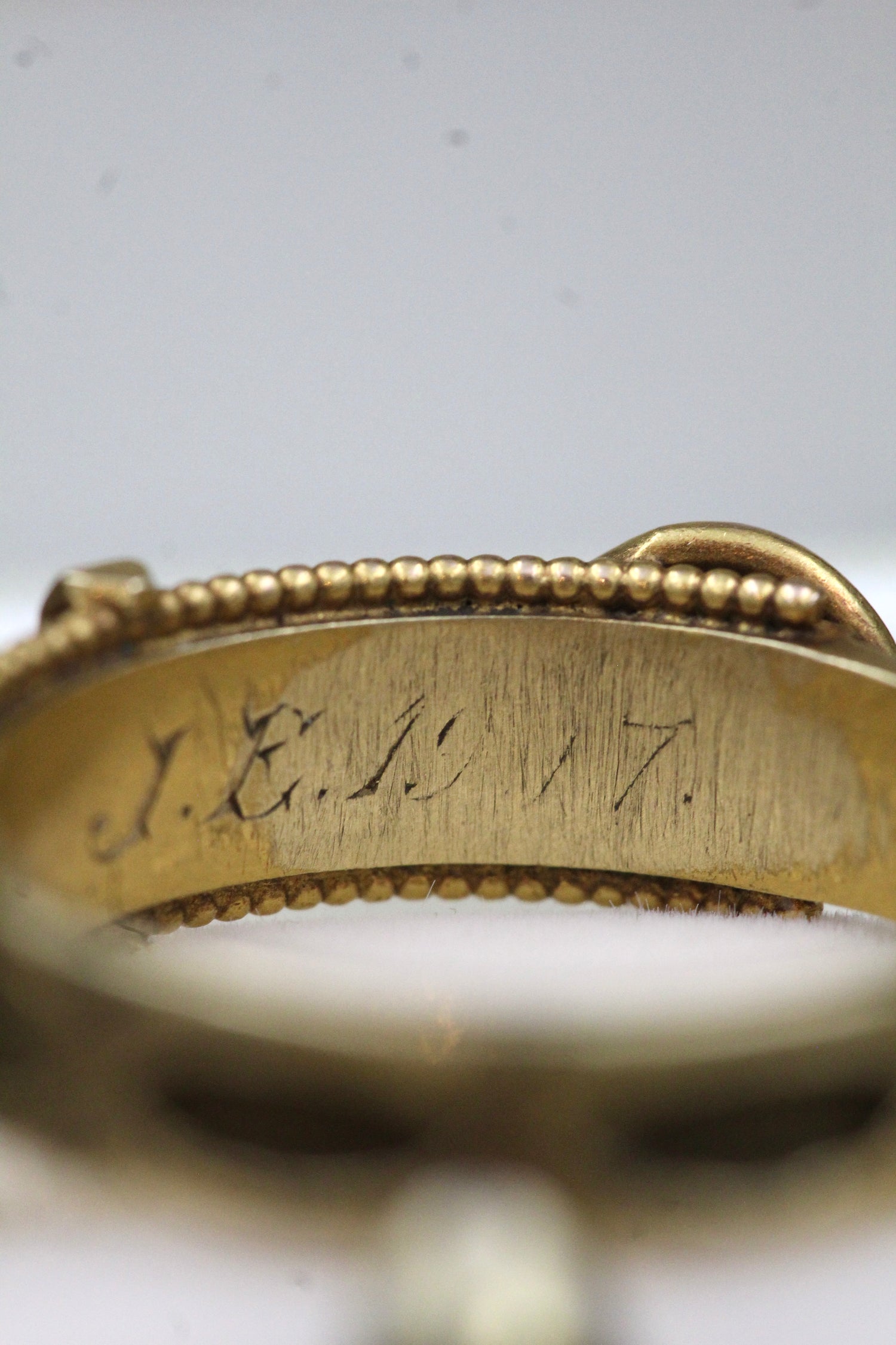 A very fine 18 carat Yellow Gold Memorial, Buckle  Ring, set  with Seed Pearls, Enamel and Woven Hair, Chester Hallmarks. Circa 1908. - Robin Haydock Antiques